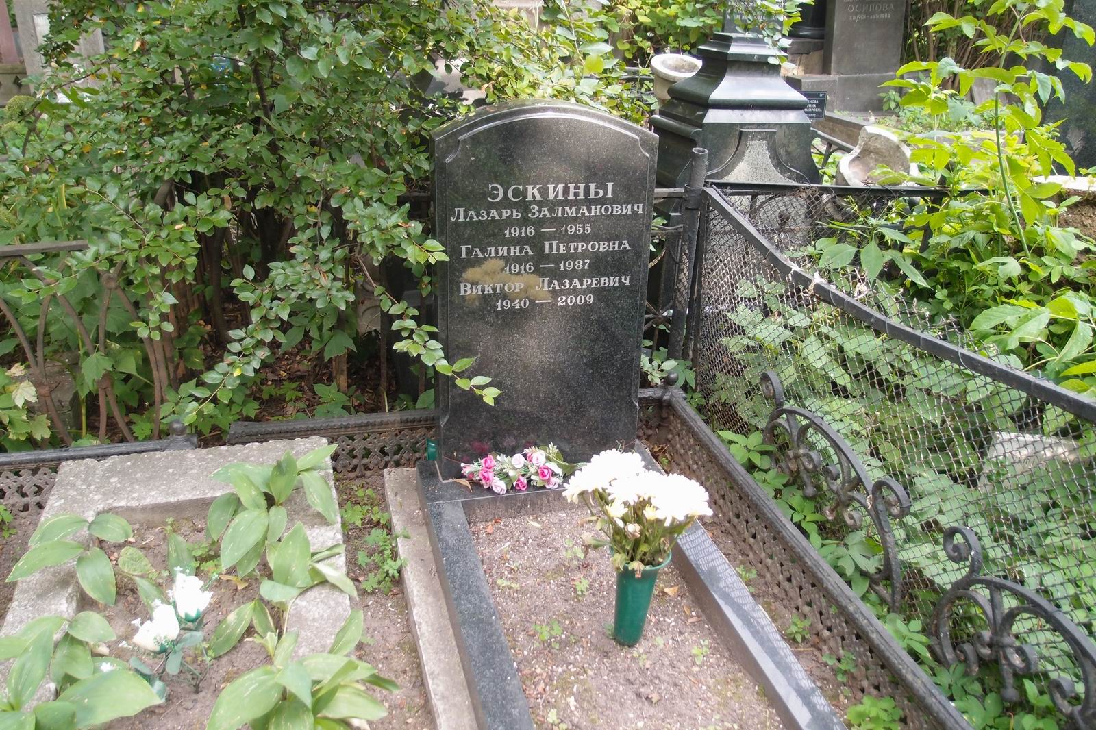 Памятник на могиле Эскина Л.З. (1916–1955), на Новодевичьем кладбище (4–12–7).