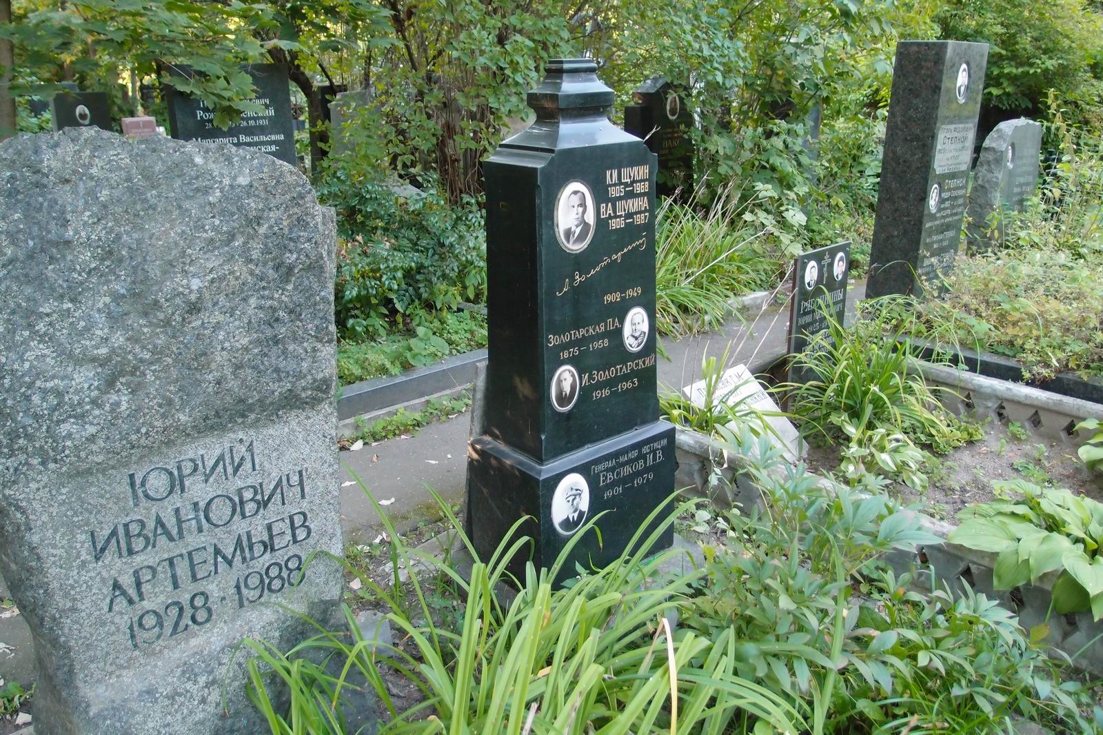 Памятник на могиле Евсикова И.В. (1901–1979), на Новодевичьем кладбище (4–30–9).