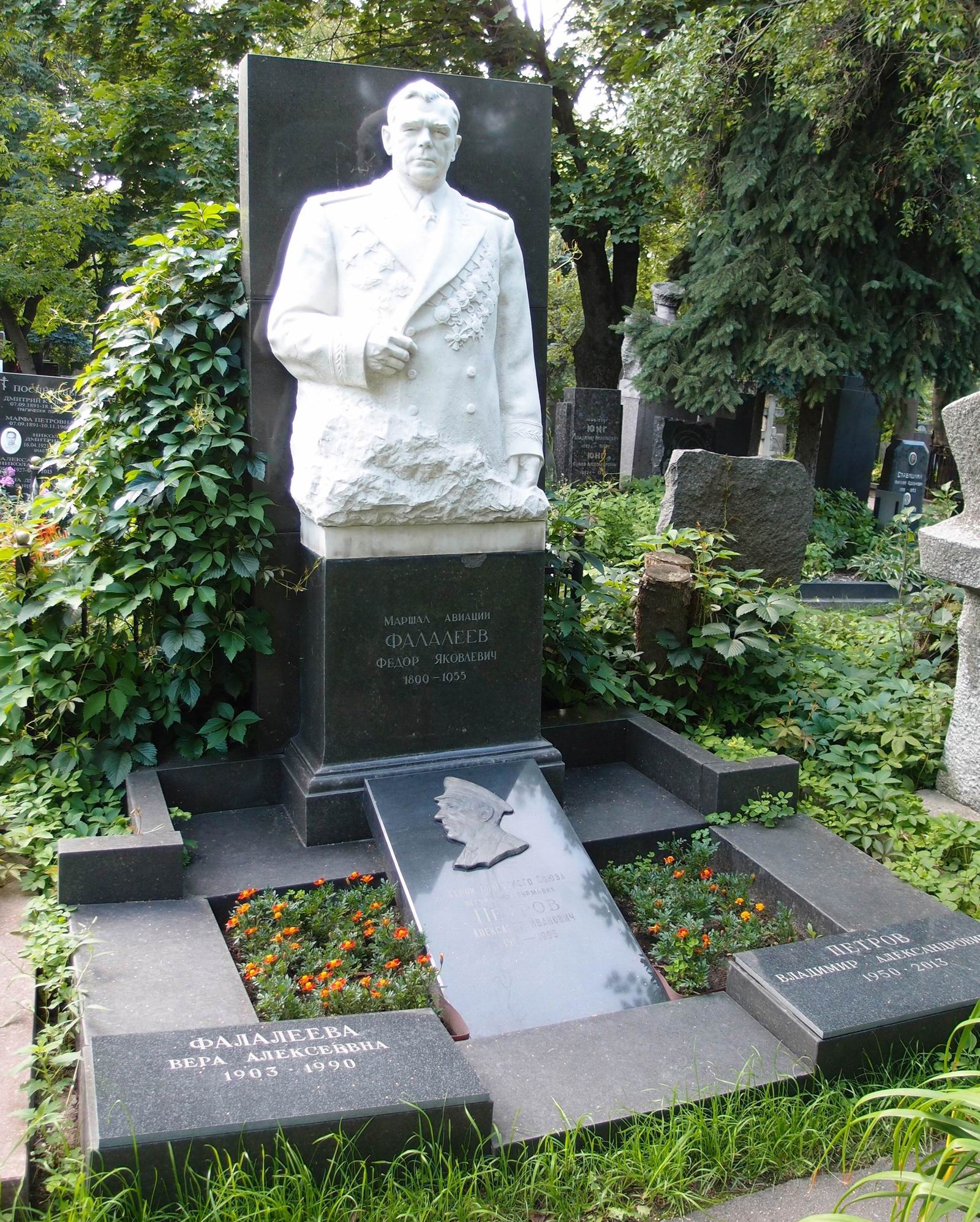 Памятник на могиле Фалалеева Ф.Я. (1899–1955), ск. А.Елецкий, на Новодевичьем кладбище (4–5–5). Нажмите левую кнопку мыши чтобы увидеть фрагмент памятника.