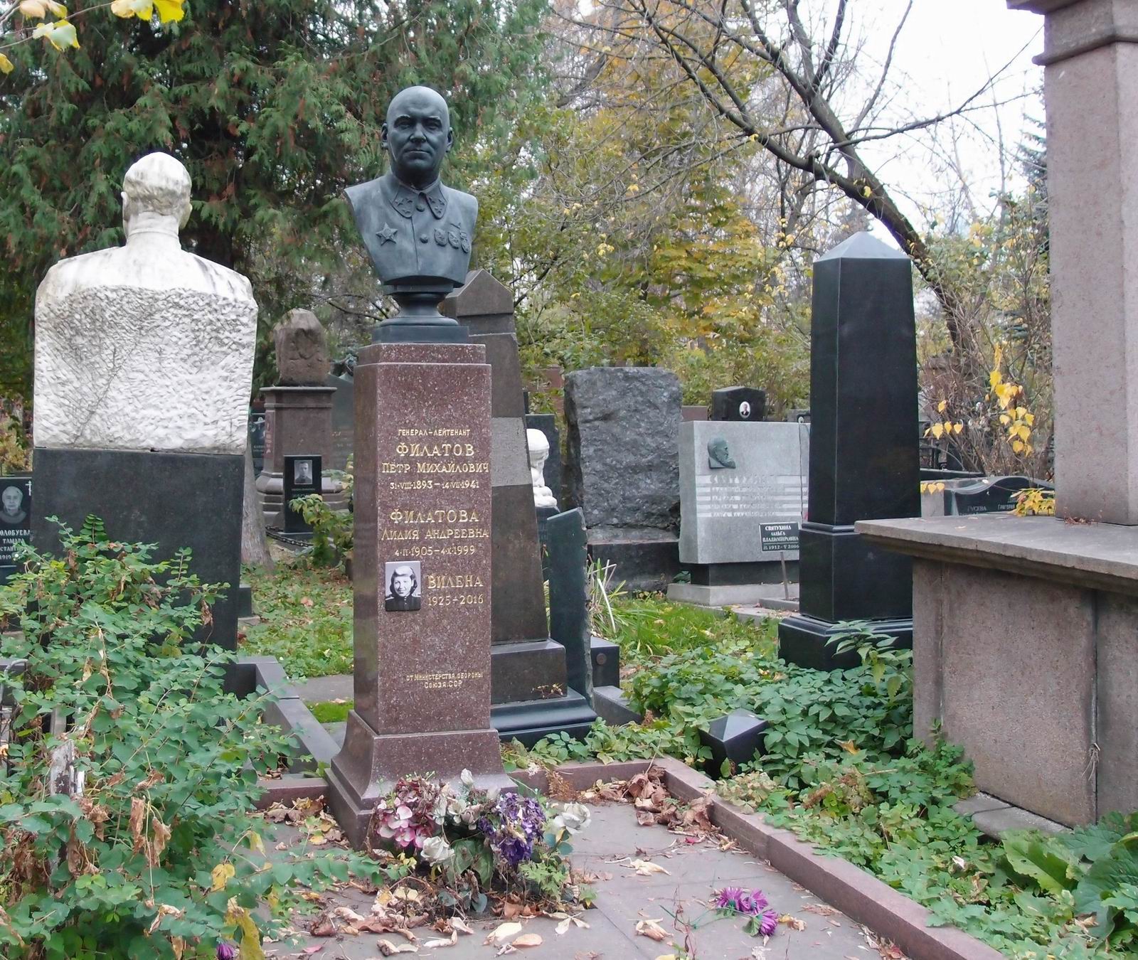 Памятник на могиле Филатова П.М. (1893-1941), ск. Г.Постников, на Новодевичьем кладбище (4-7-13).