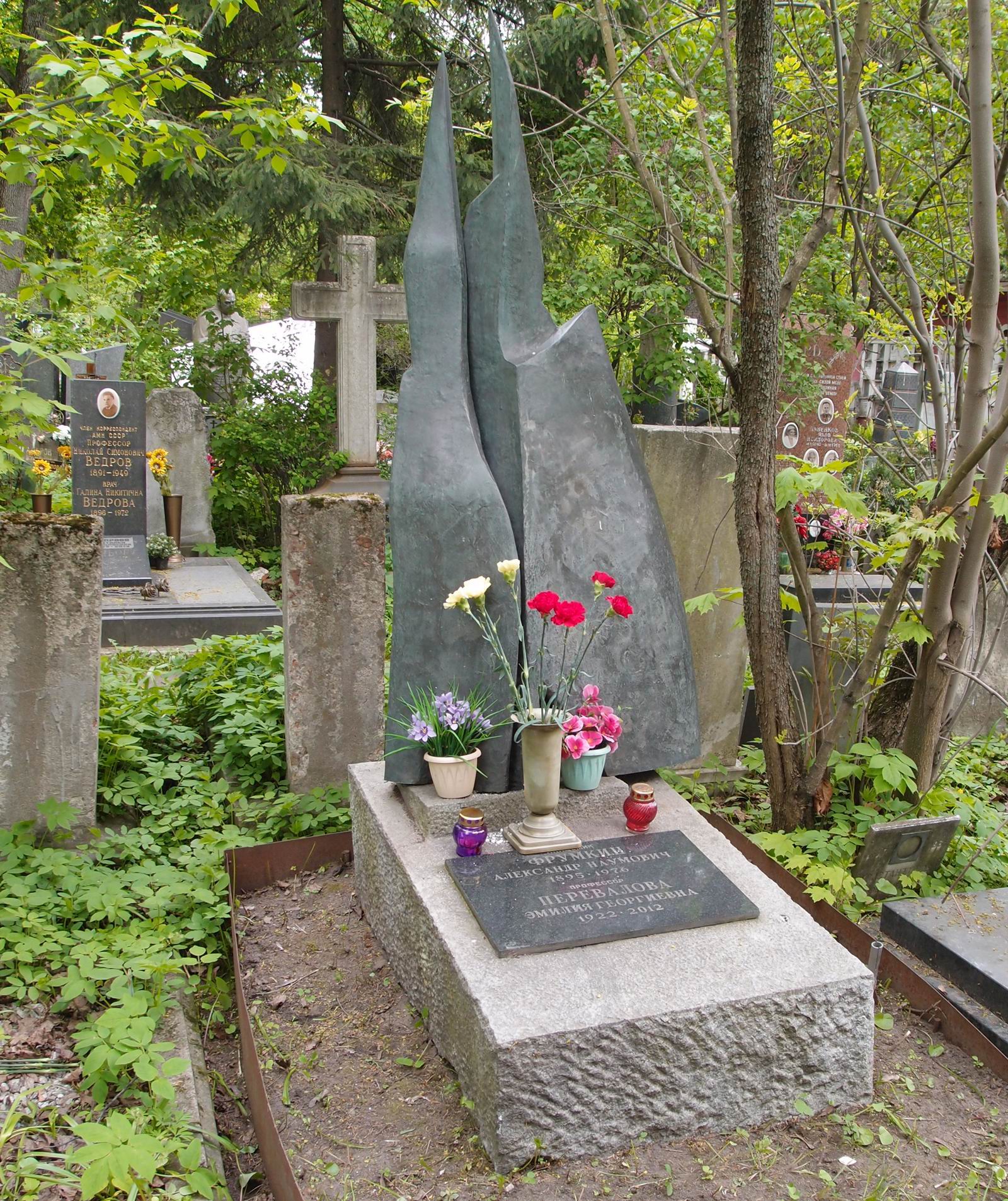 Памятник на могиле Фрумкина А.Н. (1895–1976), ск. В.Сидур, на Новодевичьем кладбище (4–53–16).