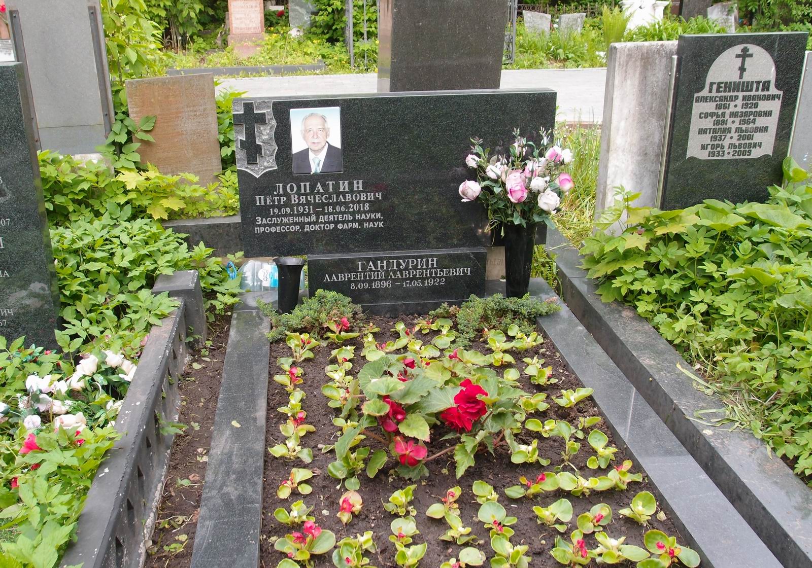 Памятник на могиле Гандурина Л.Л. (1896–1922), на Новодевичьем кладбище (4–2–12). Нажмите левую кнопку мыши чтобы увидеть предыдущий памятник.