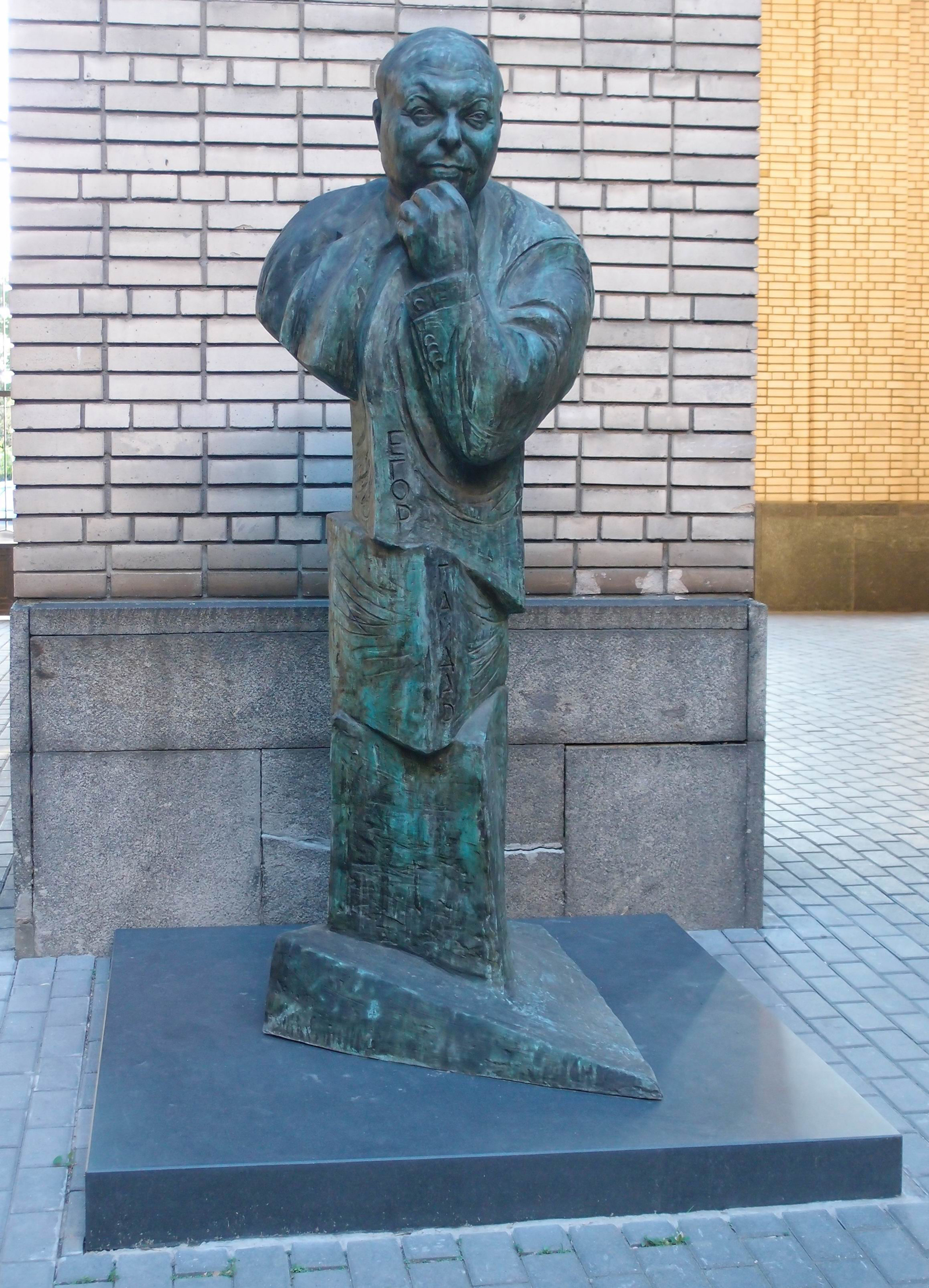 Памятник Гайдару Е.Т. (1956–2009), ск. Г.В.Франгулян, в Библиотеке иностранной литературы им. М.И.Рудомино, открыт 15.11.2013.
