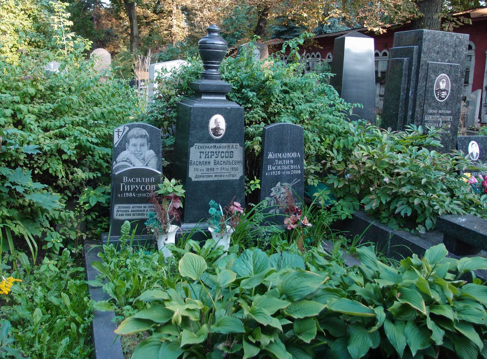 Памятник на могиле Гирусова В.В. (1898–1950), на Новодевичьем кладбище (4–61–14).