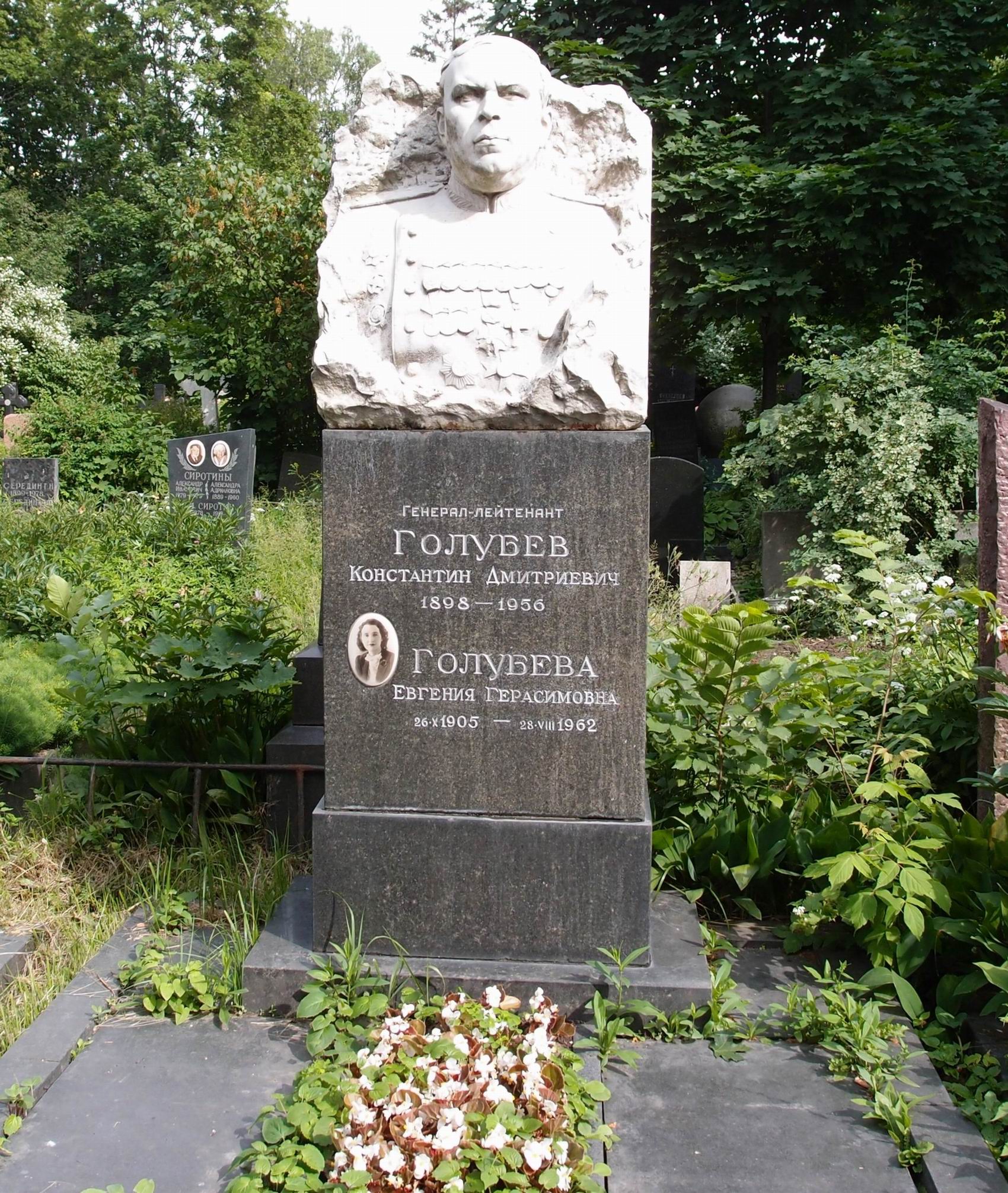 Памятник на могиле Голубева К.Д. (1896–1956), ск. А.Елецкий, на Новодевичьем кладбище (4–61–3).