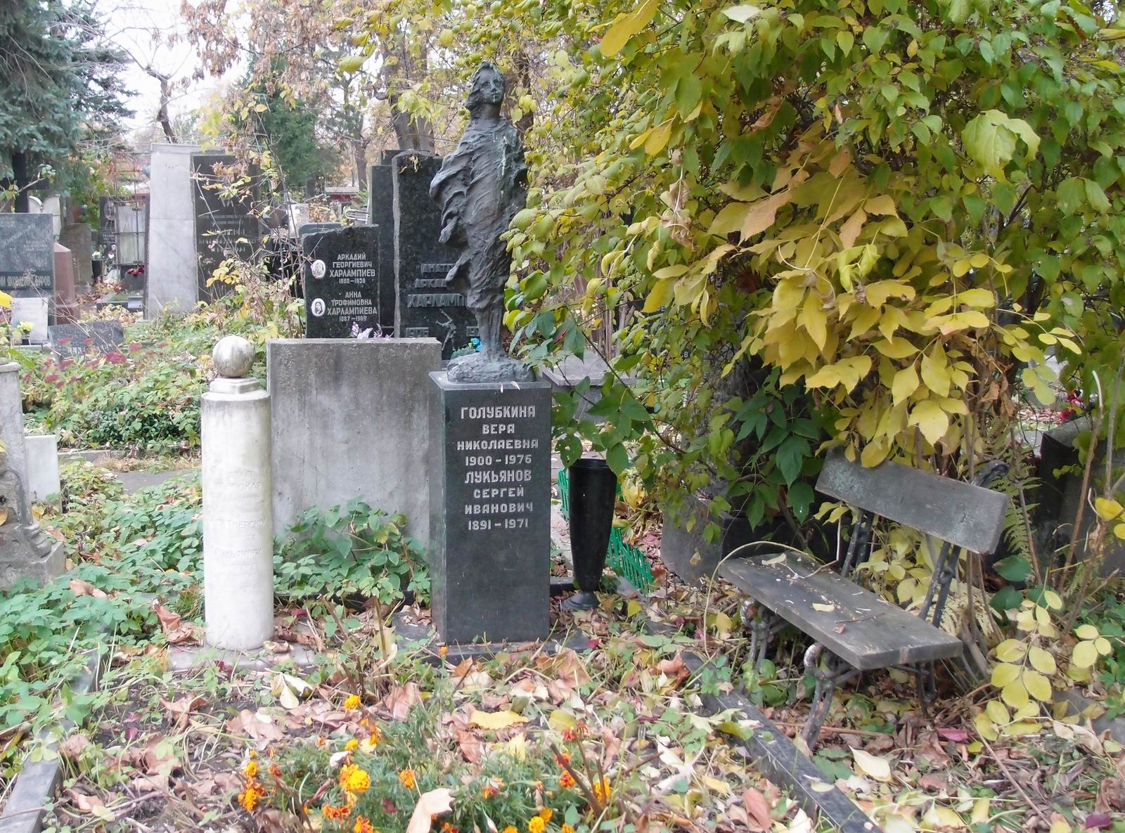 Памятник на могиле Голубкиной В.Н. (1900-1976), ск. А.Голубкина, на Новодевичьем кладбище (4-32-18).