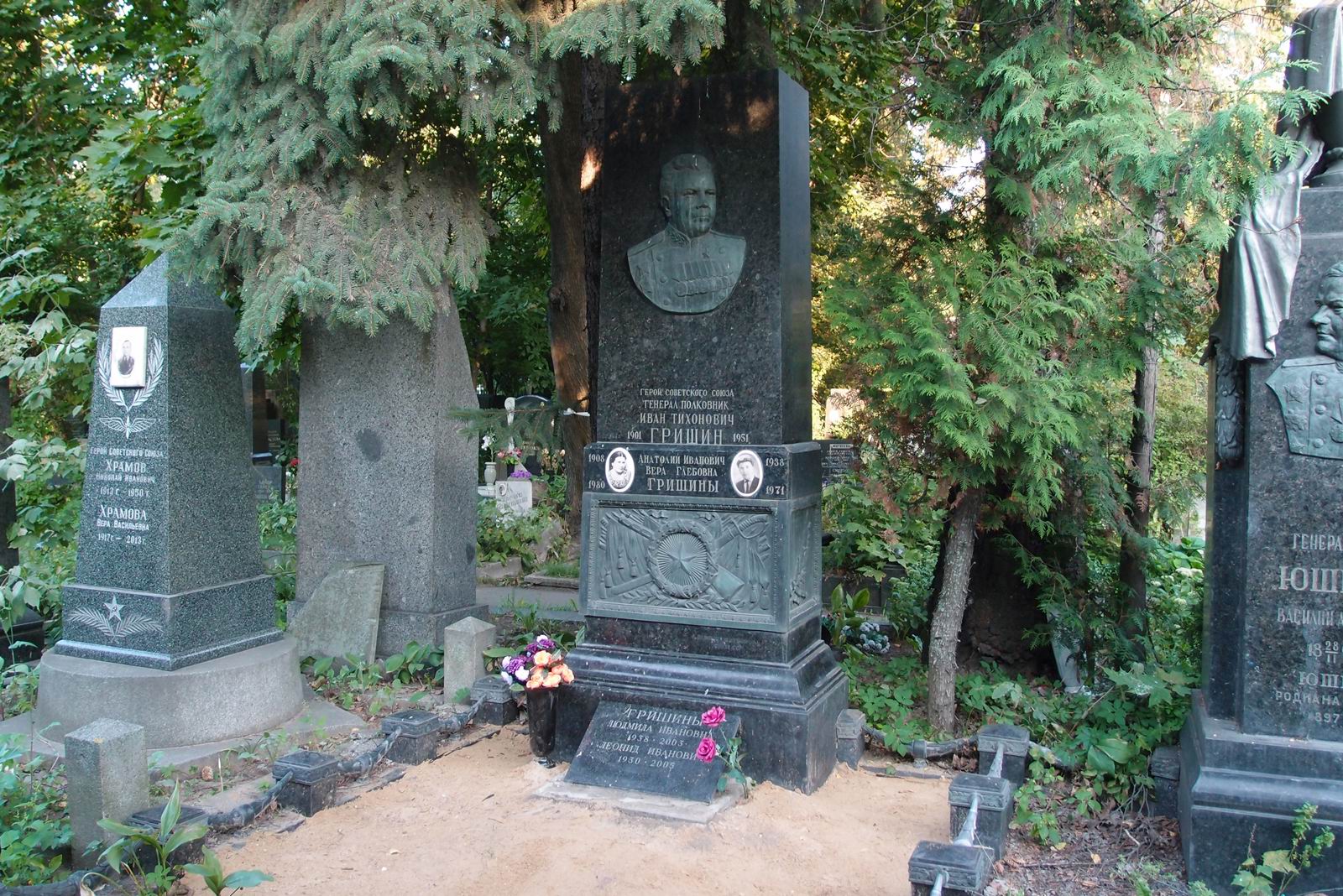 Памятник на могиле Гришина И.Т. (1901–1951), ск. Г.Постников, на Новодевичьем кладбище (4–61–10).