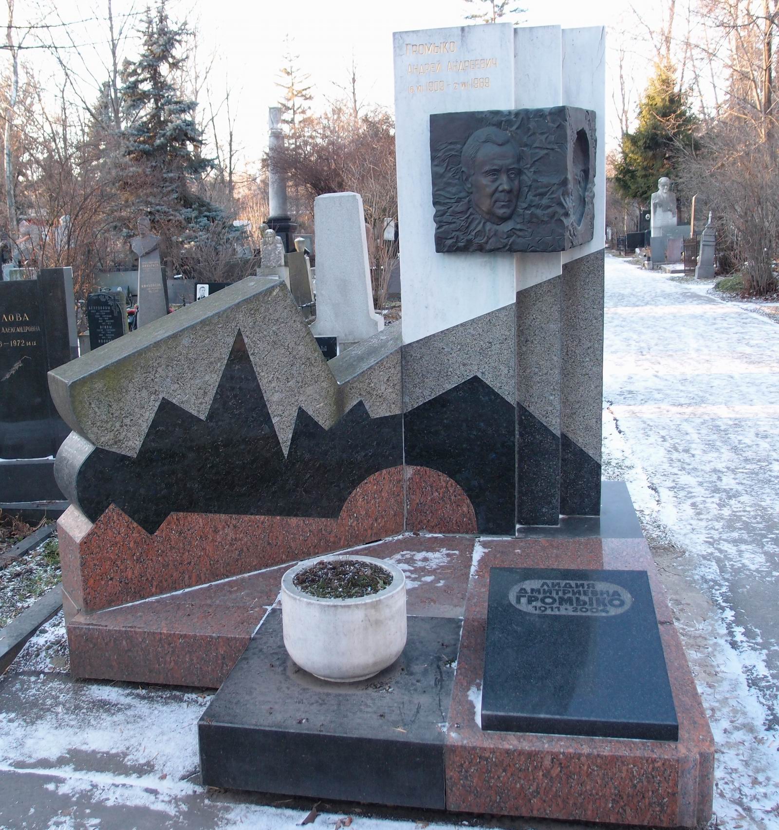 Памятник на могиле Громыко А.А. (1909–1989), ск. И.Рукавишников, на Новодевичьем кладбище (4–18–1).