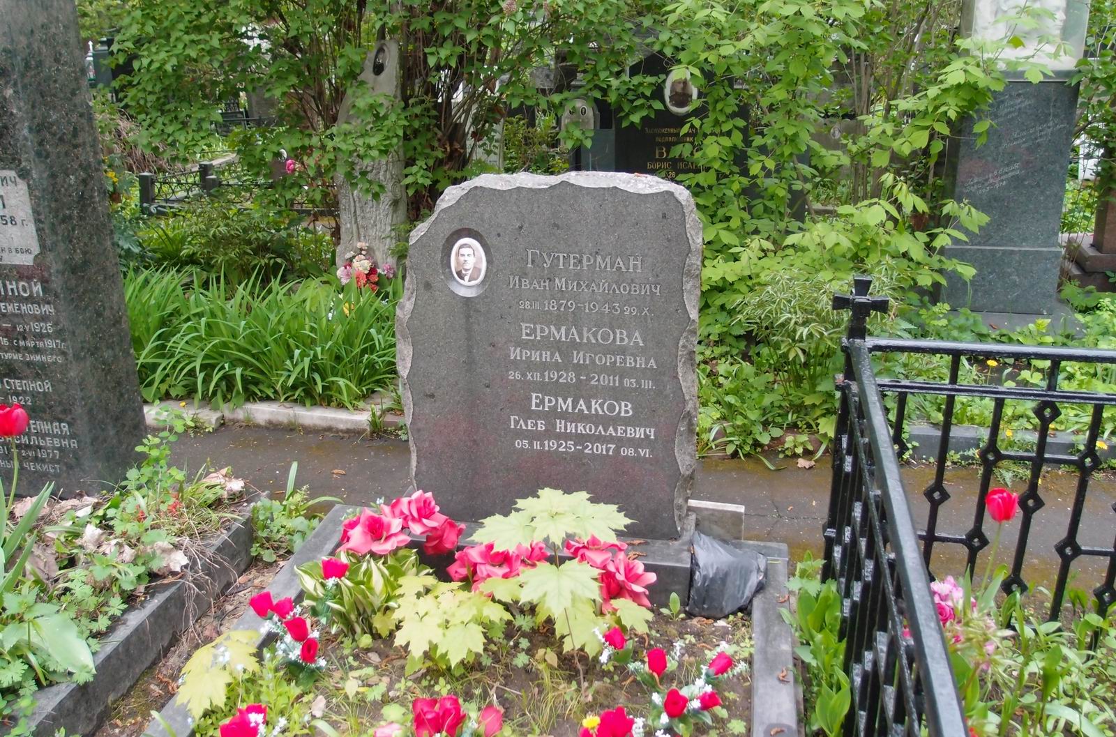 Памятник на могиле Гутермана И.М. (1879–1943), на Новодевичьем кладбище (4–30–6).