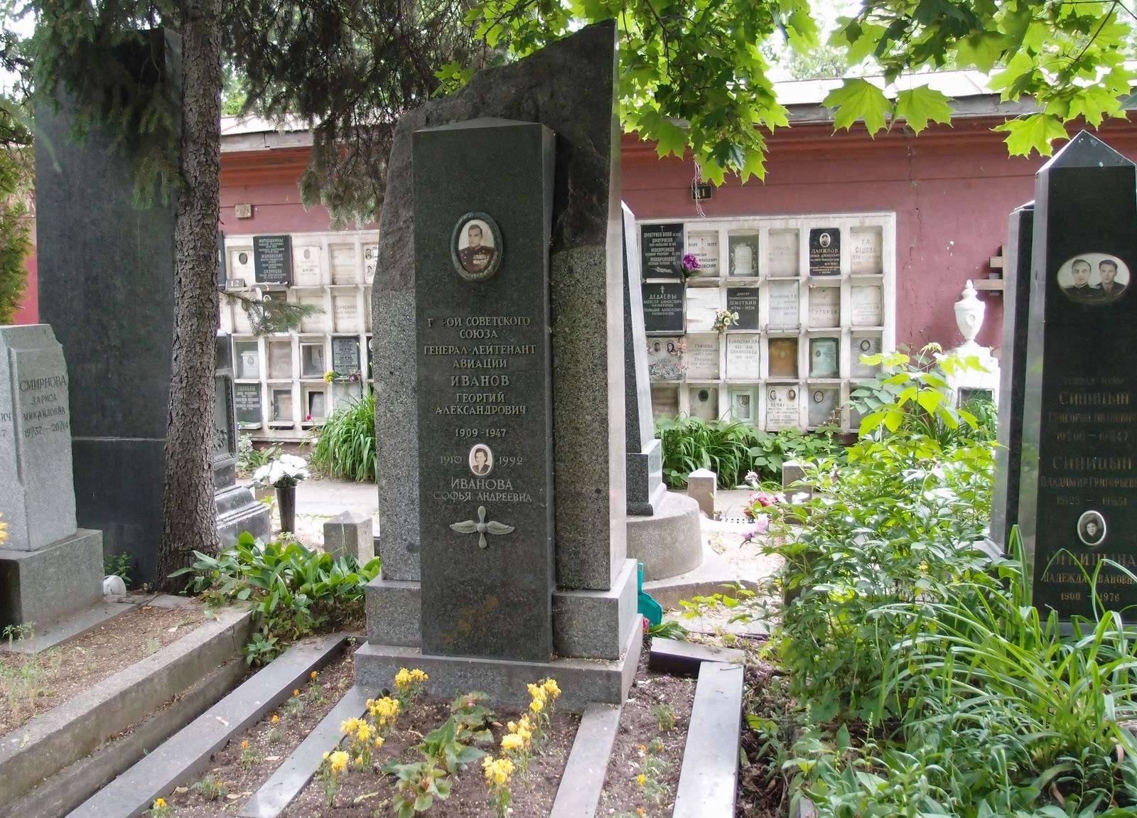 Памятник на могиле Иванова Г.А. (1907-1947), на Новодевичьем кладбище (4-60-10).