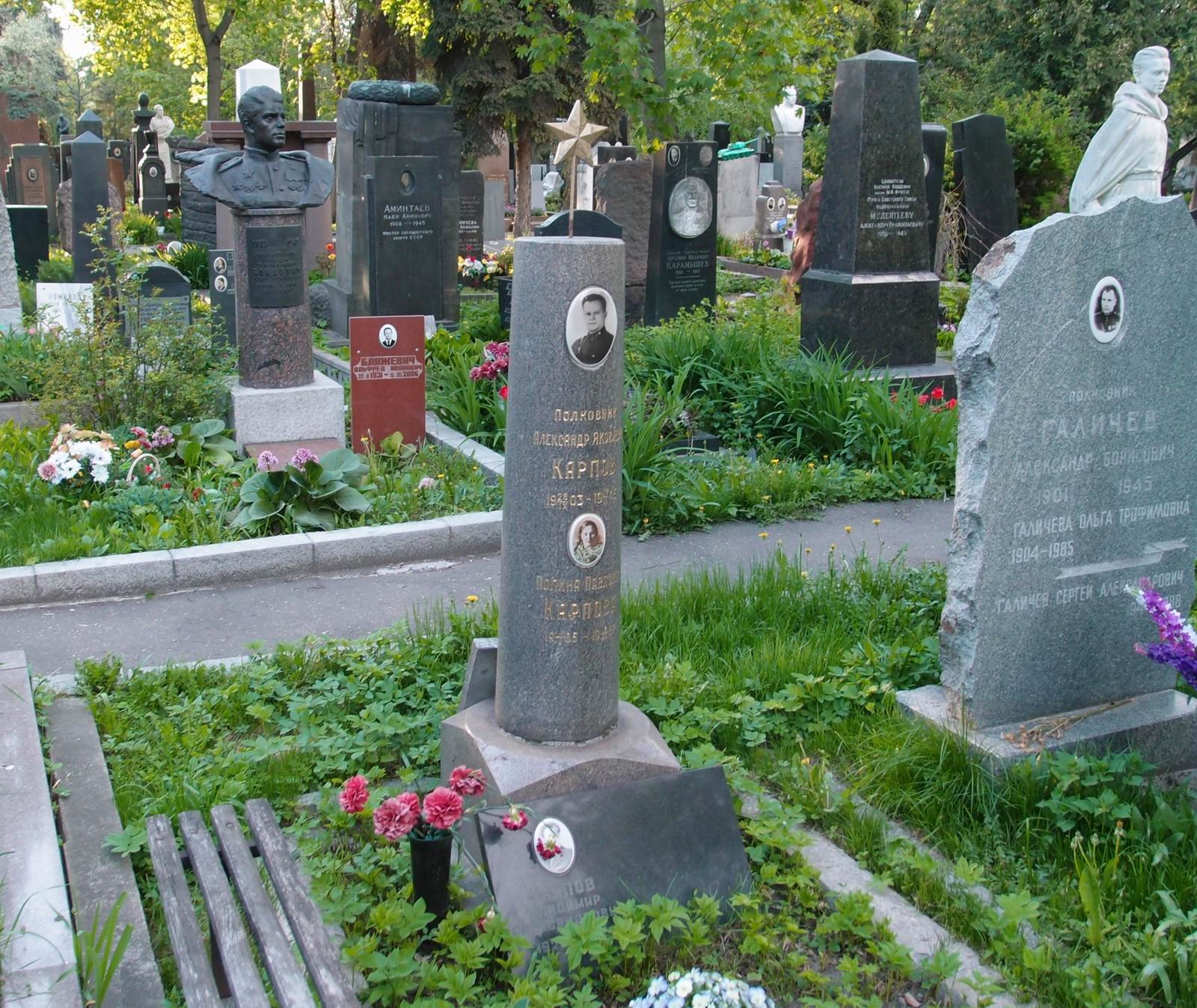 Памятник на могиле Карпова А.Я. (1903-1945), на Новодевичьем кладбище (4-9-18).