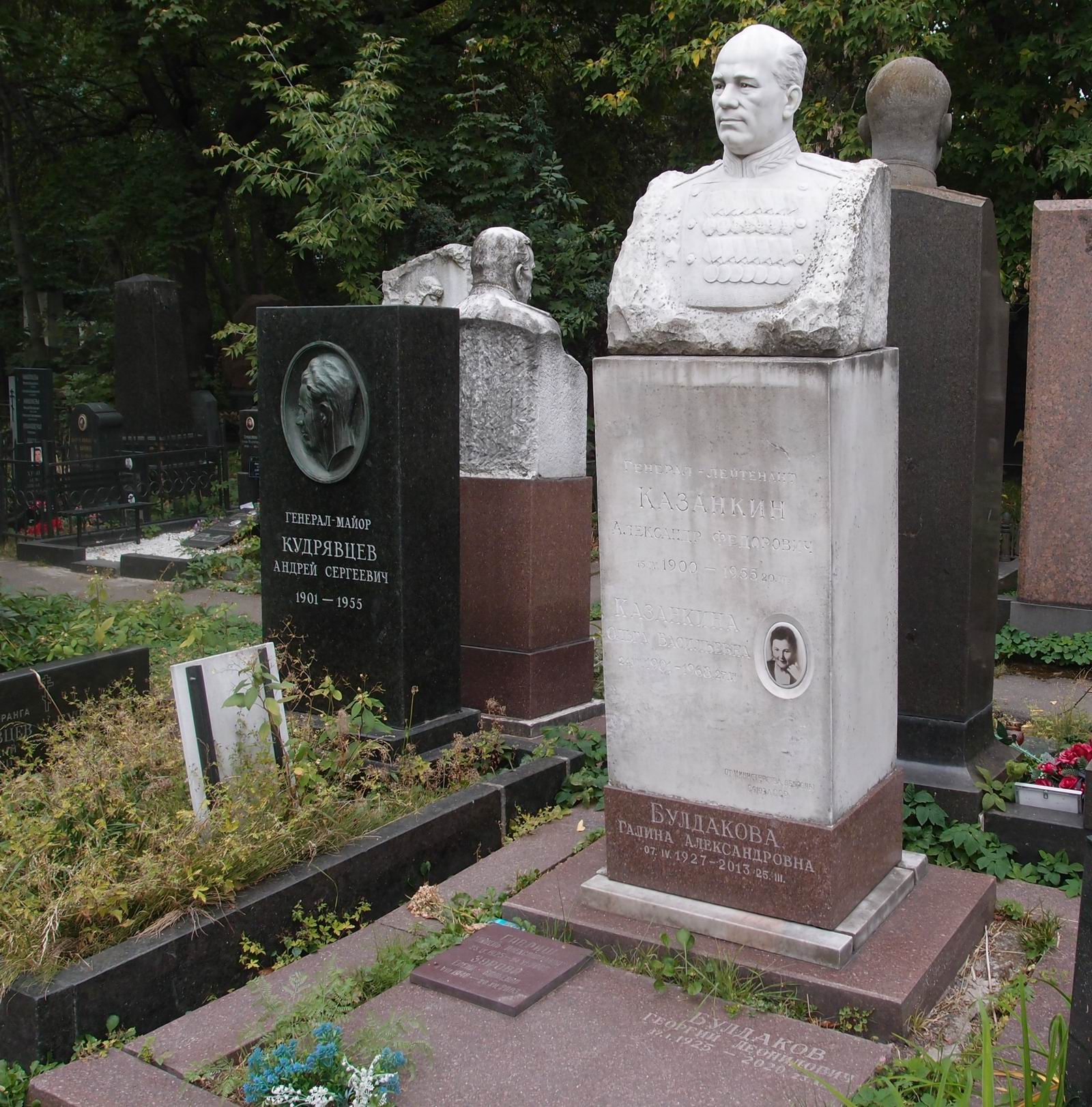 Памятник на могиле Казанкина А.Ф. (1900–1955), на Новодевичьем кладбище (4–25–17).