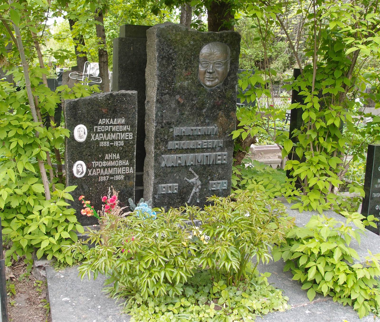 Памятник на могиле Харлампиева А.А. (1906–1979), худ. Л.Ольшанецкая, на Новодевичьем кладбище (4–34–15).