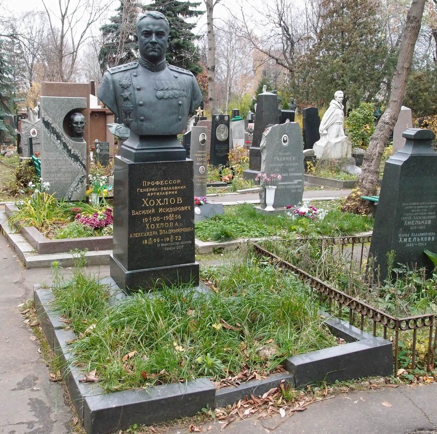 Памятник на могиле Хохлова В.И. (1900-1956), ск. Д.Никитин, на Новодевичьем кладбище (4-7-21).