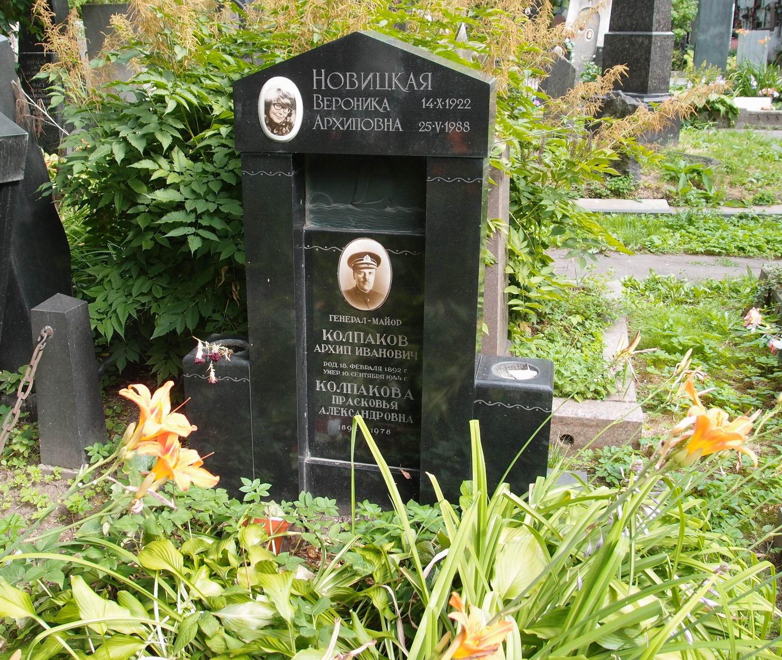 Памятник на могиле Колпакова А.И. (1892-1944), на Новодевичьем кладбище (4-6-18).