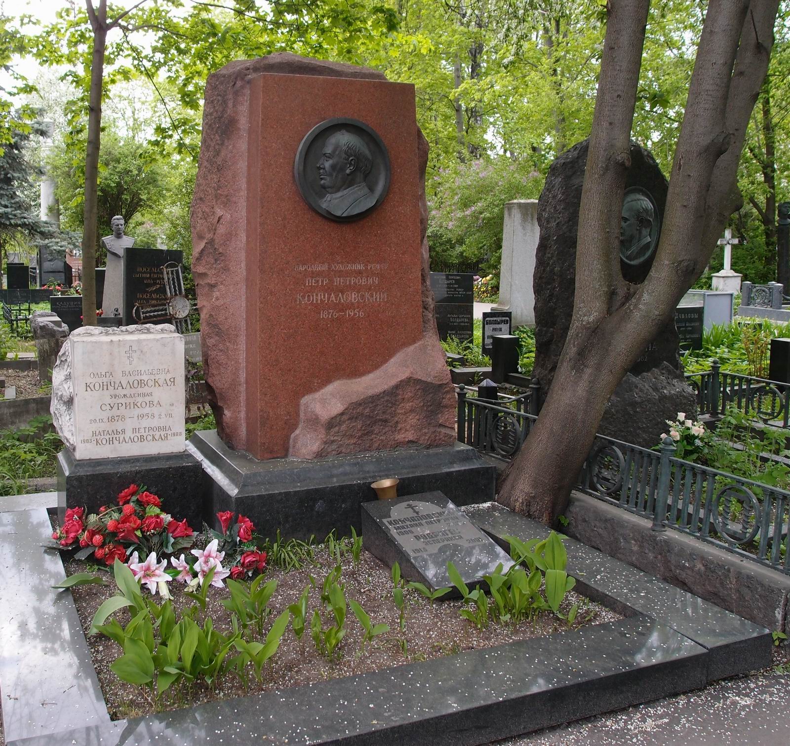 Памятник на могиле Кончаловского П.П. (1876-1956), ск. Н.Селезнёв, арх. А.Бабичев, на Новодевичьем кладбище (4-18-4).