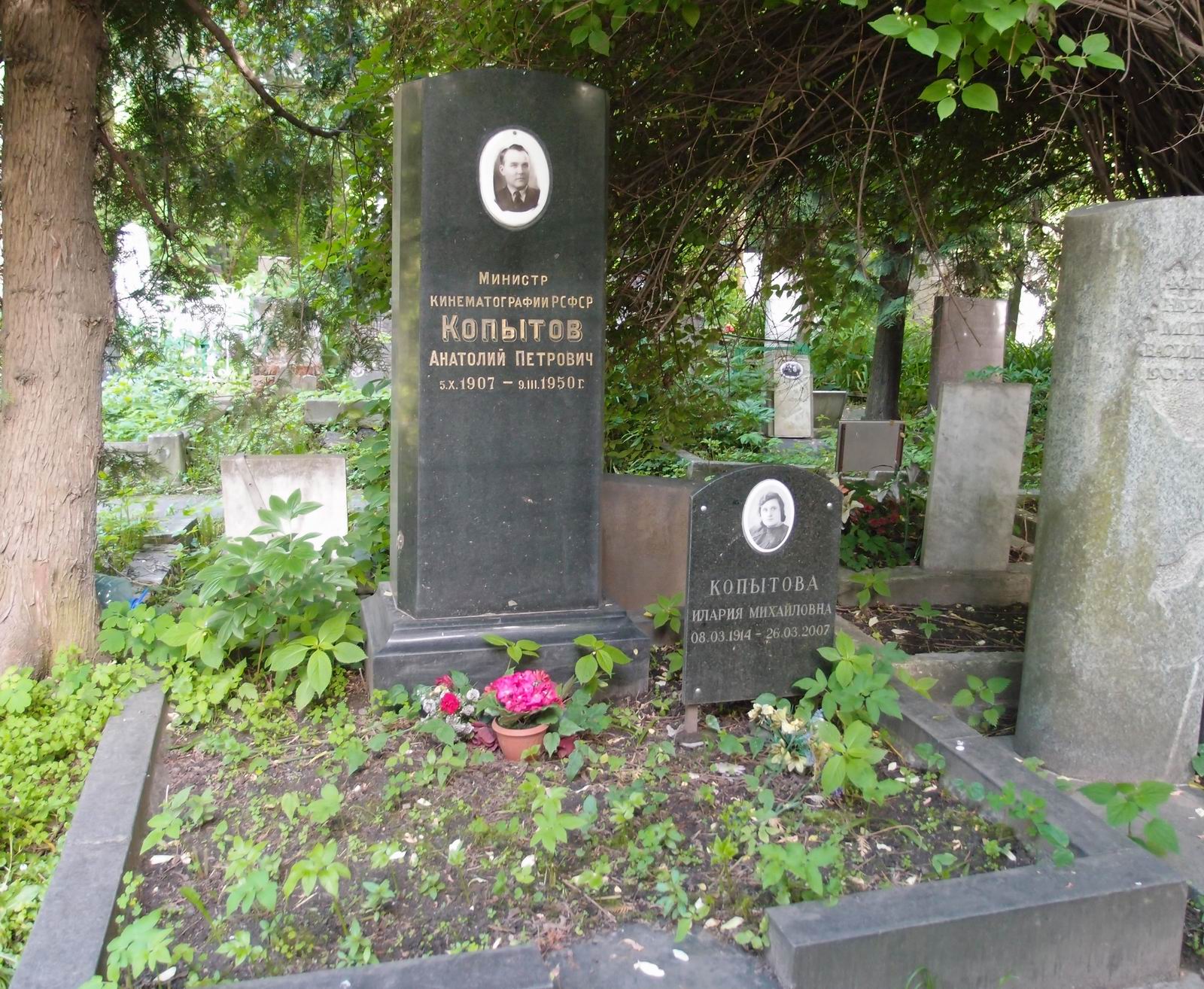 Памятник на могиле Копытова А.П. (1907-1950), на Новодевичьем кладбище (4-47-6).