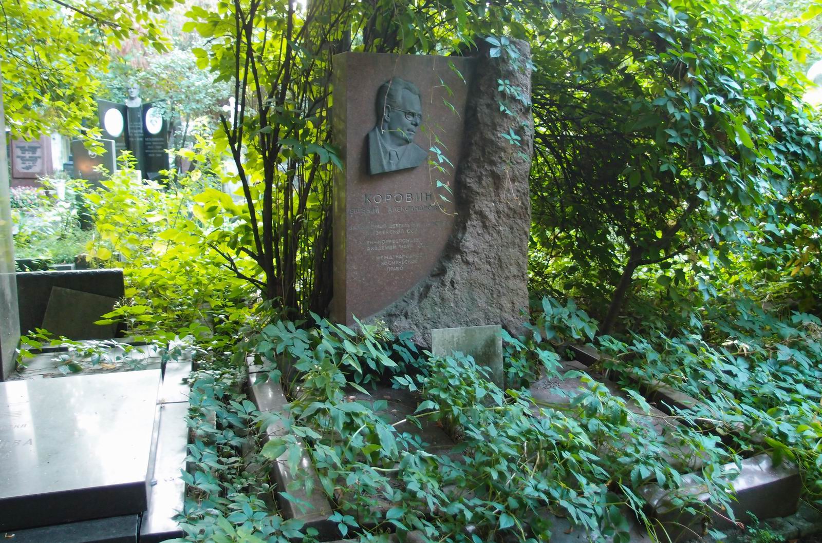 Памятник на могиле Коровина Е.А. (1892-1964), на Новодевичьем кладбище (4-48-3).