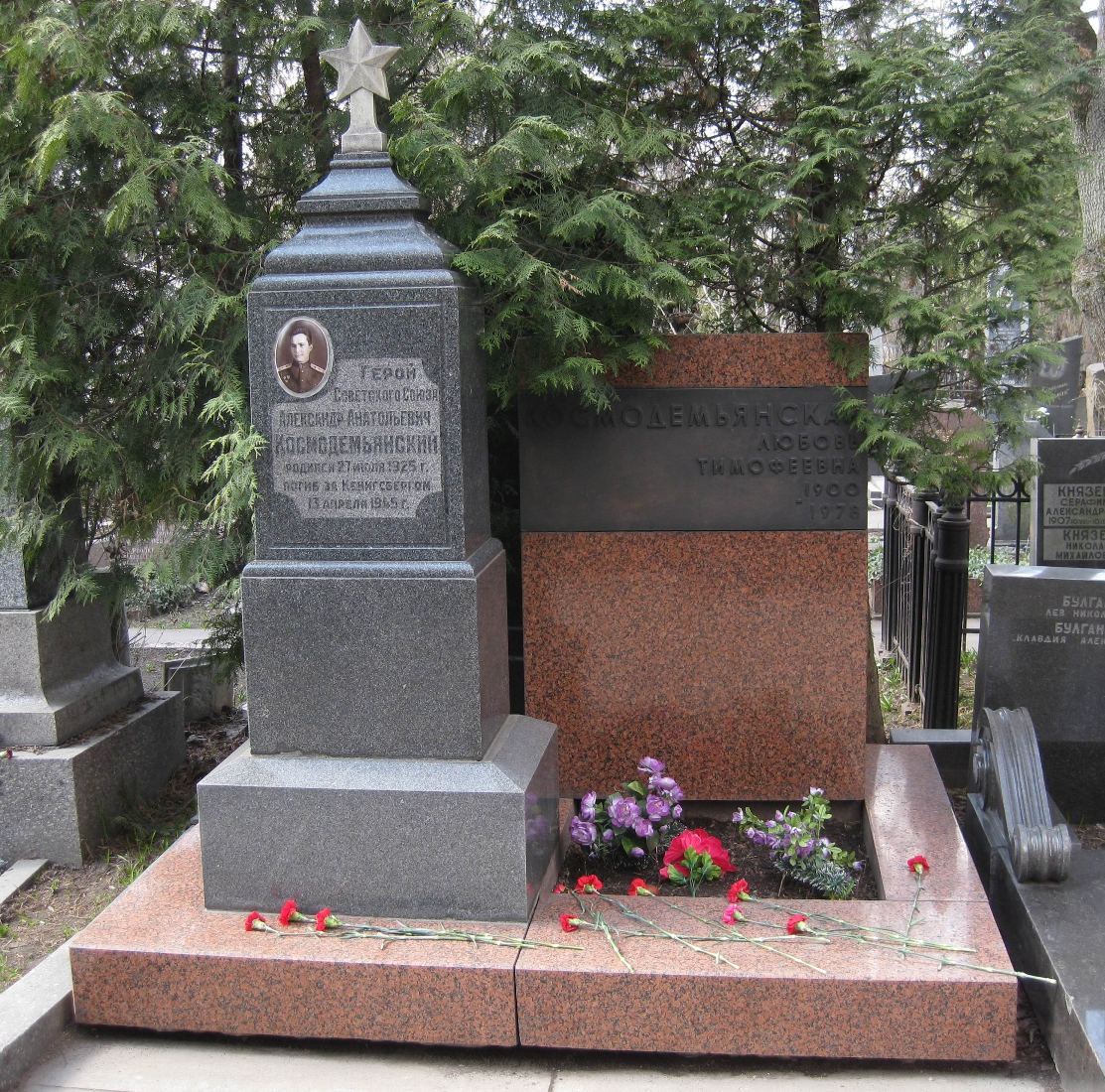 Памятник на могиле Космодемьянского А.А. (1925-1945), ск. О.Комов, на Новодевичьем кладбище (4-18-6).