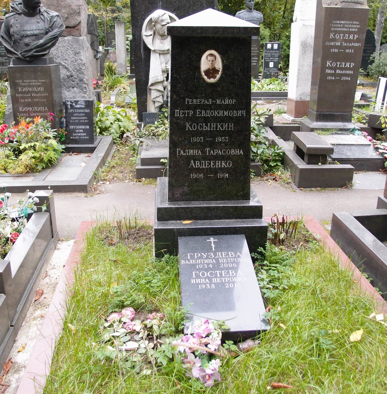 Памятник на могиле Косынкина П.Е. (1903–1953), на Новодевичьем кладбище (4–22–15).