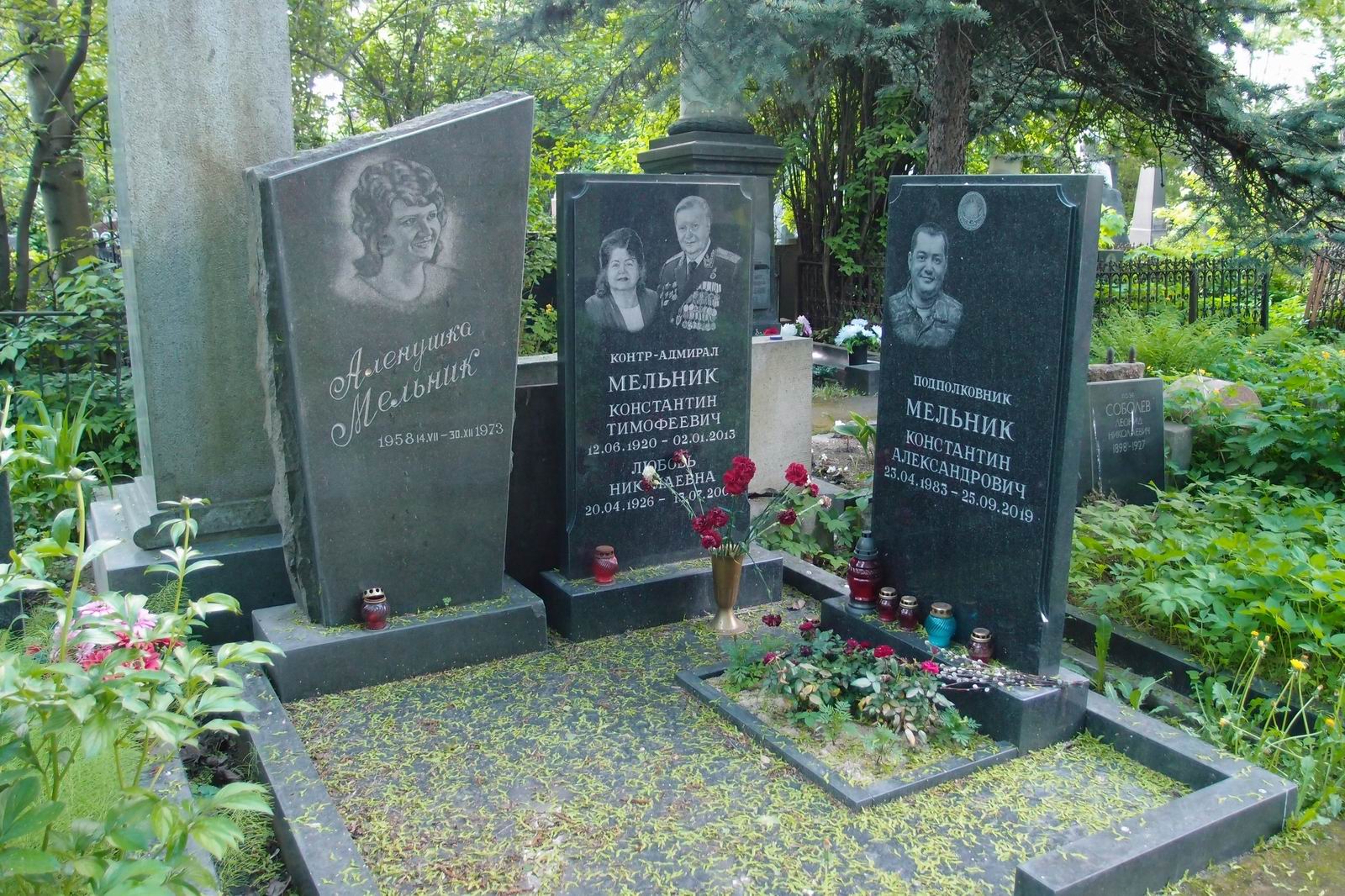 Памятник на могиле Мельника К.Т. (1920-2013), на Новодевичьем кладбище (4-24-5).