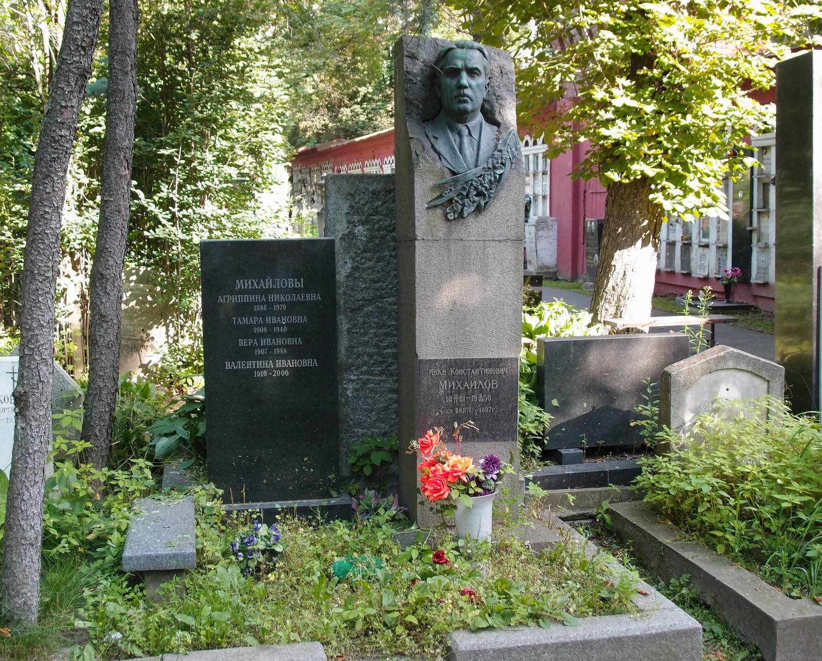 Памятник на могиле Михайлова И.К. (1881–1950), ск. В.Милашкина, по проекту С.Шапошникова, на Новодевичьем кладбище (4–39–23).