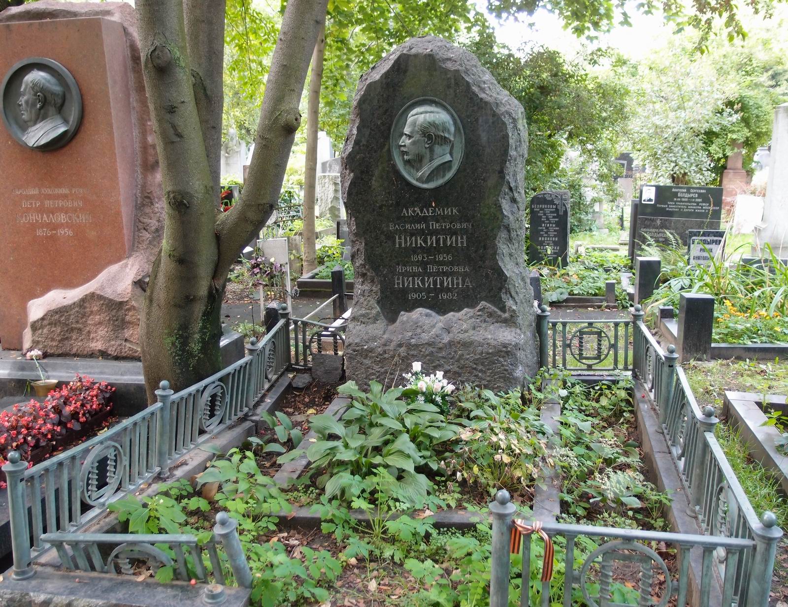 Памятник на могиле Никитина В.П. (1893-1956),ск. М.Оленин, арх. А.Ростковский, на Новодевичьем кладбище (4-18-3).