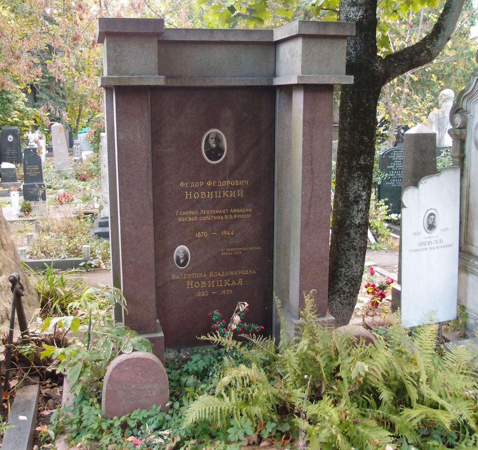 Памятник на могиле Новицкого Ф.Ф. (1870–1944), на Новодевичьем кладбище (4–5–13).