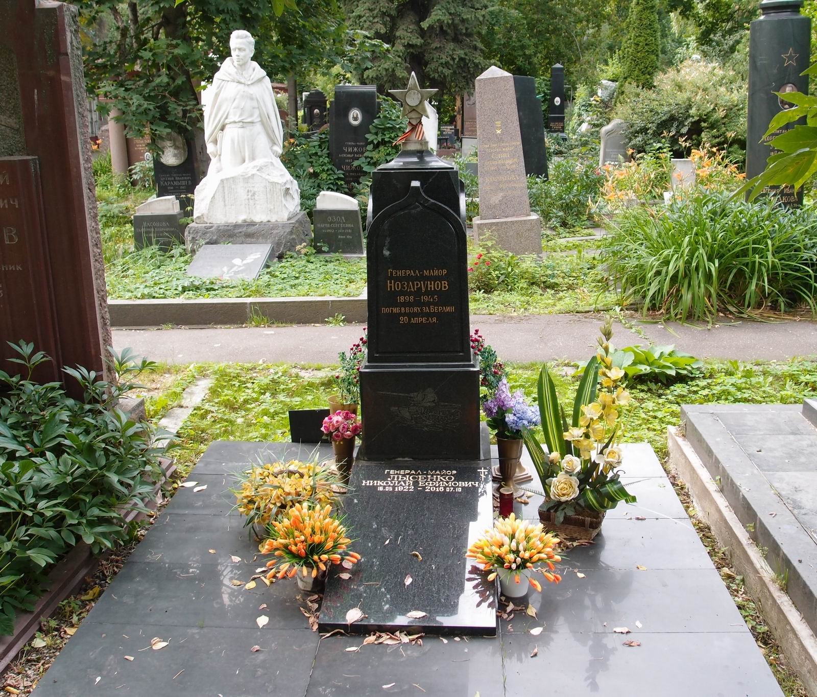 Памятник на могиле Ноздрунова М.К. (1898-1945), на Новодевичьем кладбище (4-9-14).