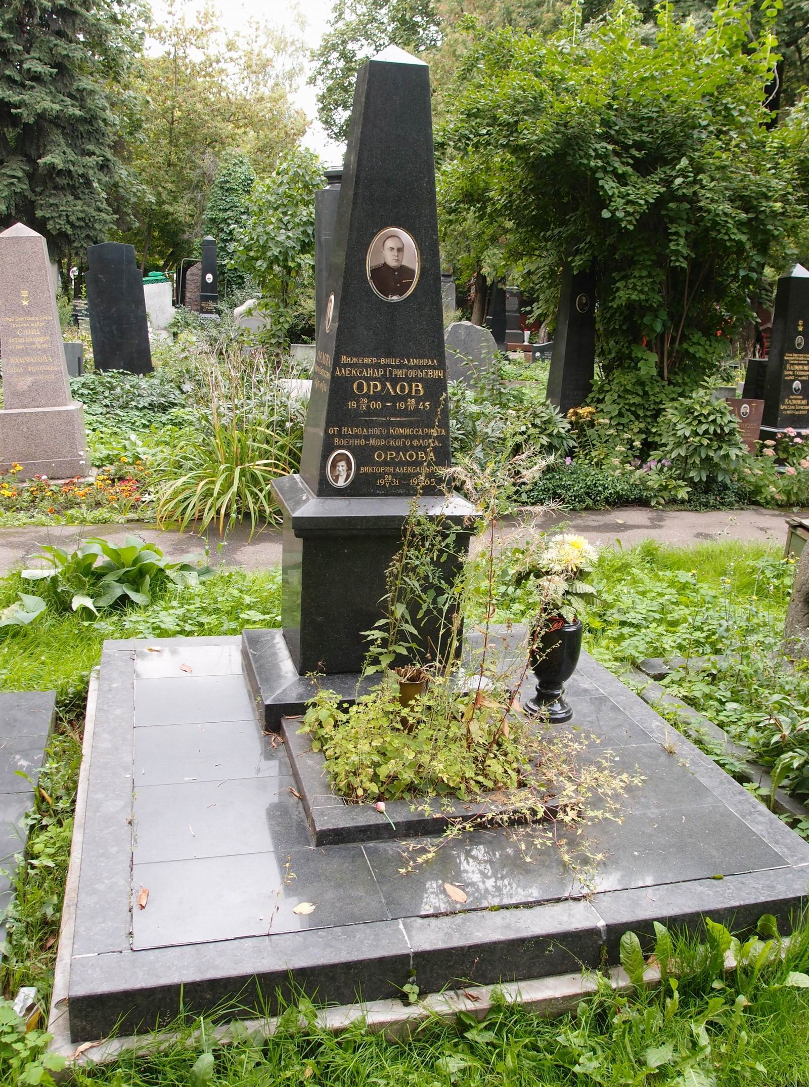 Памятник на могиле Орлова А.Г. (1900-1945), на Новодевичьем кладбище (4-9-13).