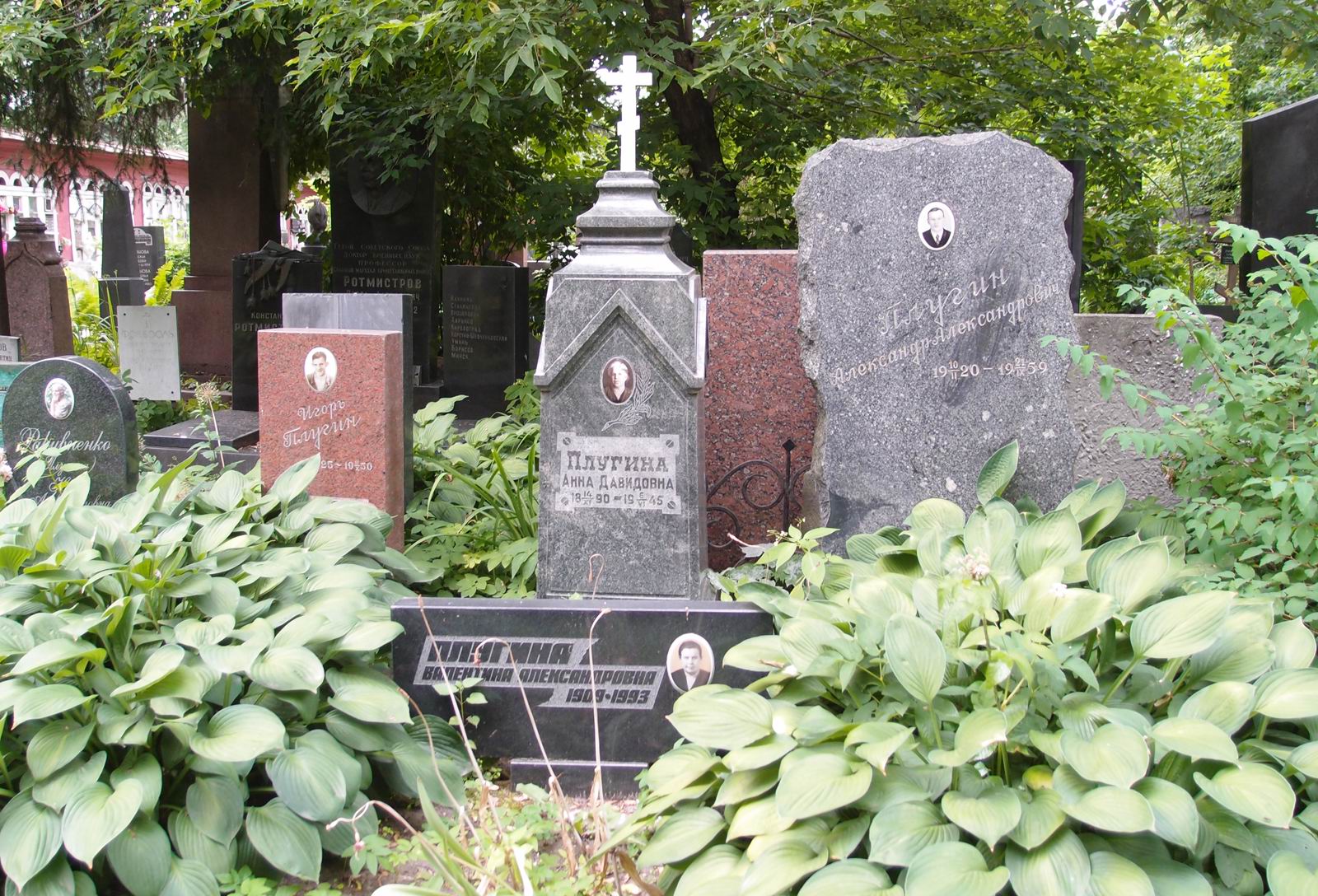 Памятник на могиле Плугиной А.Д. (1890–1945), на Новодевичьем кладбище (4–42–19).