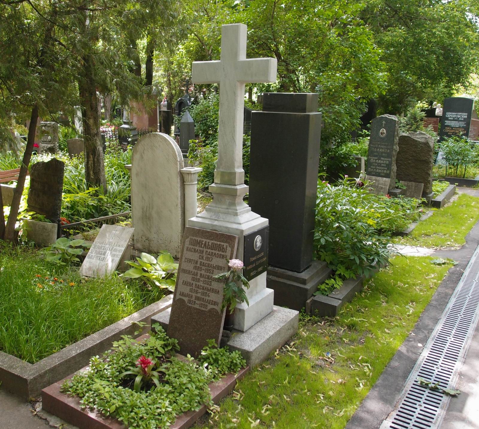 Памятник на могиле Помельцова В.П. (1862–1917), на Новодевичьем кладбище (4–11–1).