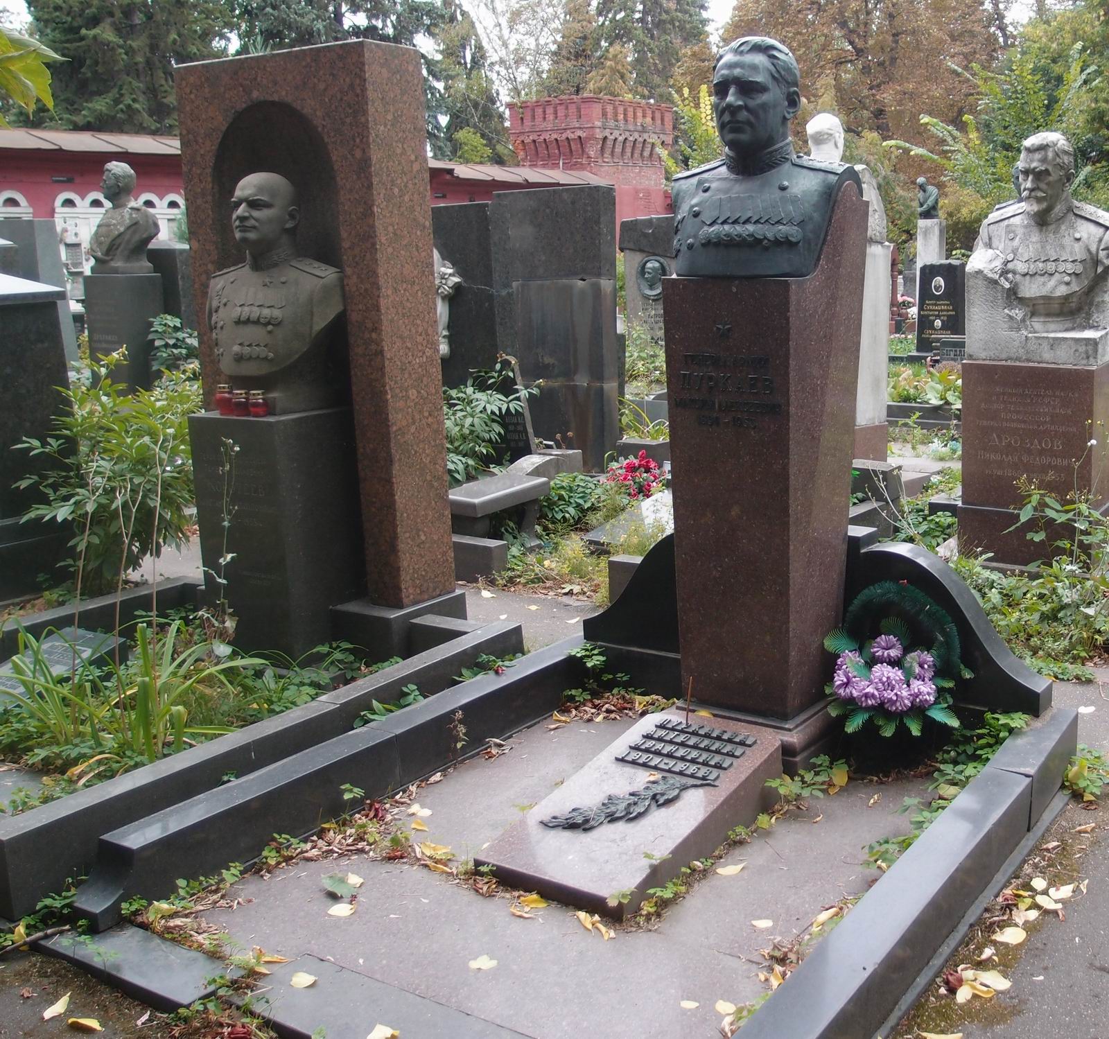 Памятник на могиле Пуркаева М.А. (1894–1953), на Новодевичьем кладбище (4–22–13).