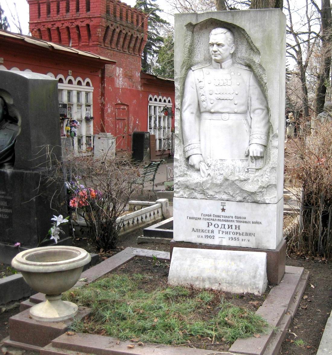 Памятник на могиле Родина А.Г. (1902–1955), ск. Л.Дубиновский, арх. В.Васнецов, на Новодевичьем кладбище (4–28–19).