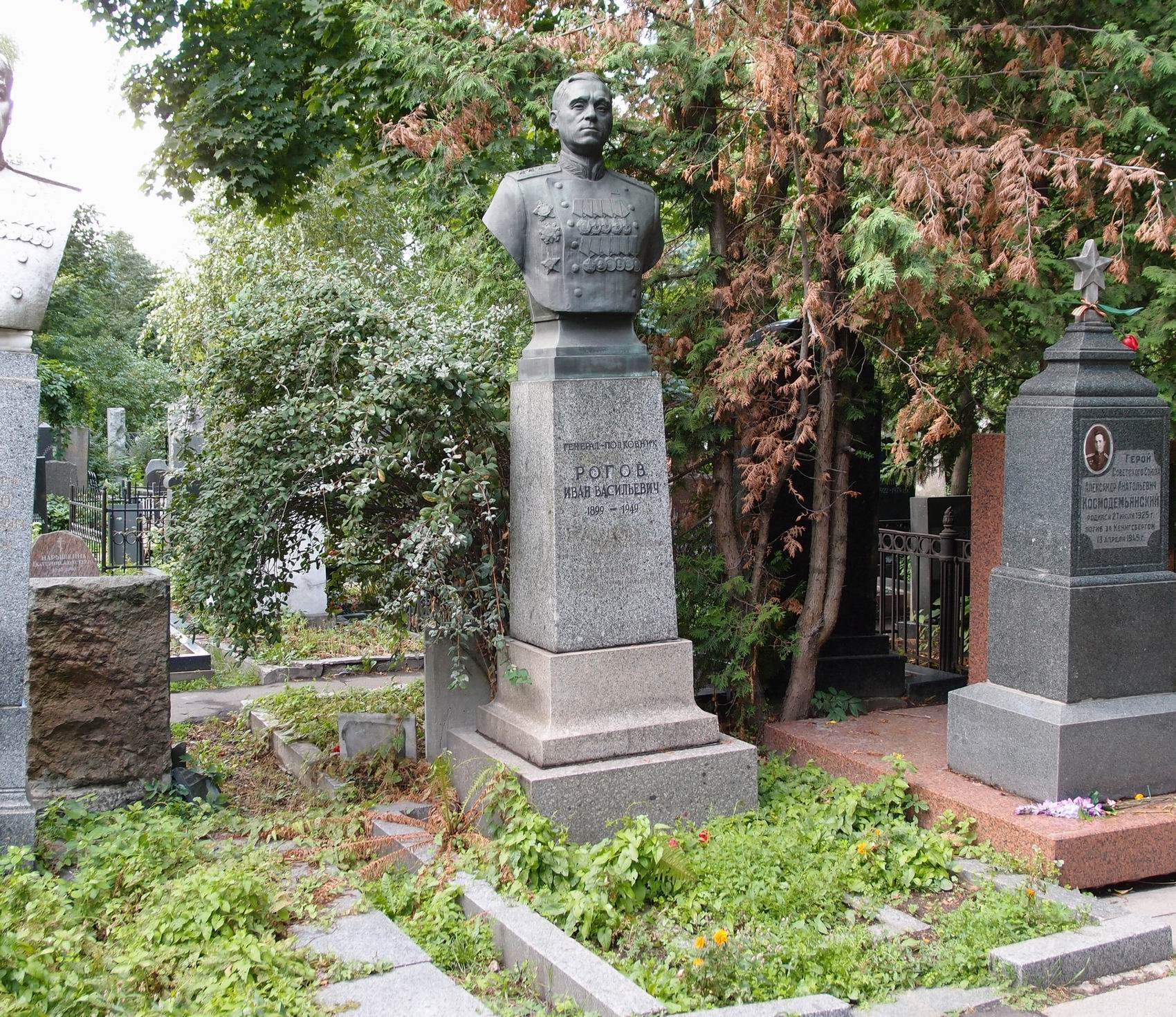 Памятник на могиле Рогова И.В. (1899-1949), ск. Г.Постников, на Новодевичьем кладбище (4-18-7).