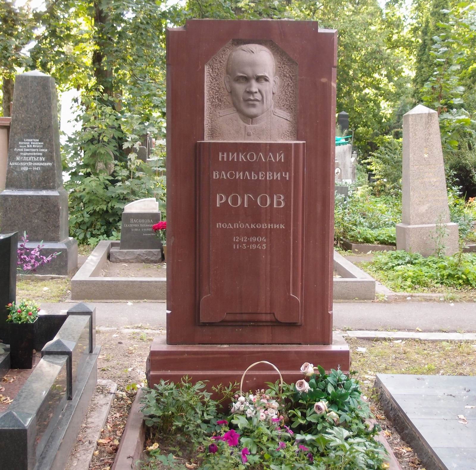 Памятник на могиле Рогова Н.В. (1888–1942), ск. С.Меркуров, на Новодевичьем кладбище (4–9–15).