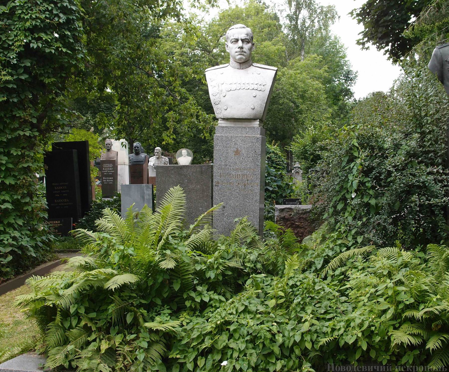 Памятник на могиле Романенко П.Л. (1897-1949), на Новодевичьем кладбище (4-18-8). Нажмите левую кнопку мыши, чтобы увидеть фрагменты памятника крупно.
