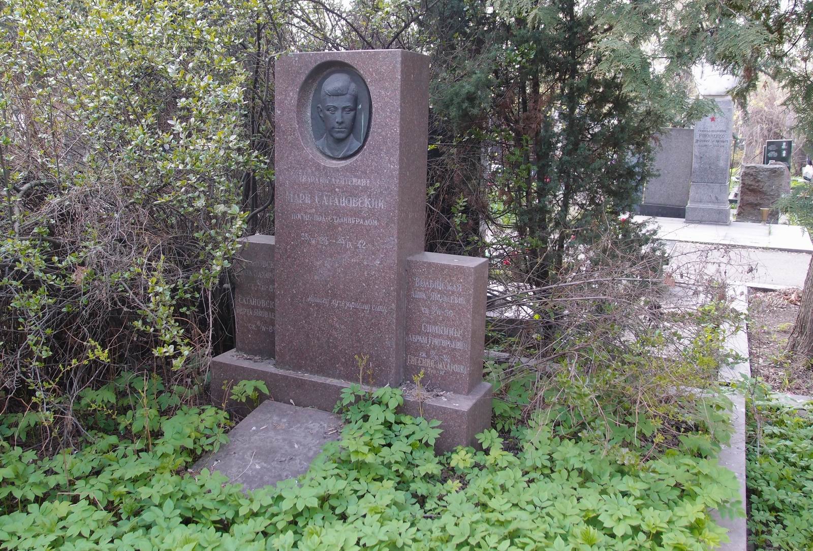 Памятник на могиле Сатановского М.Я. (1923–1942), на Новодевичьем кладбище (4–15–12).