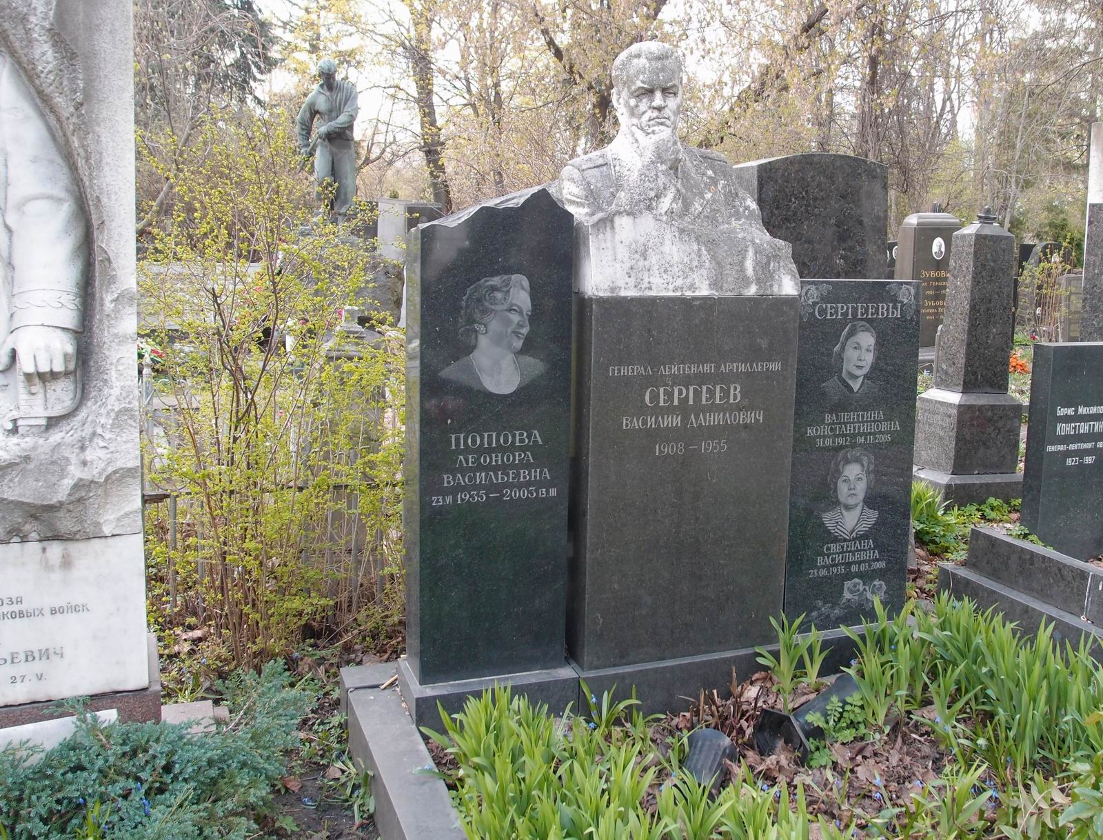 Памятник на могиле Сергеева В.Д. (1908–1955), ск. Г.Постников, на Новодевичьем кладбище (4–28–18).