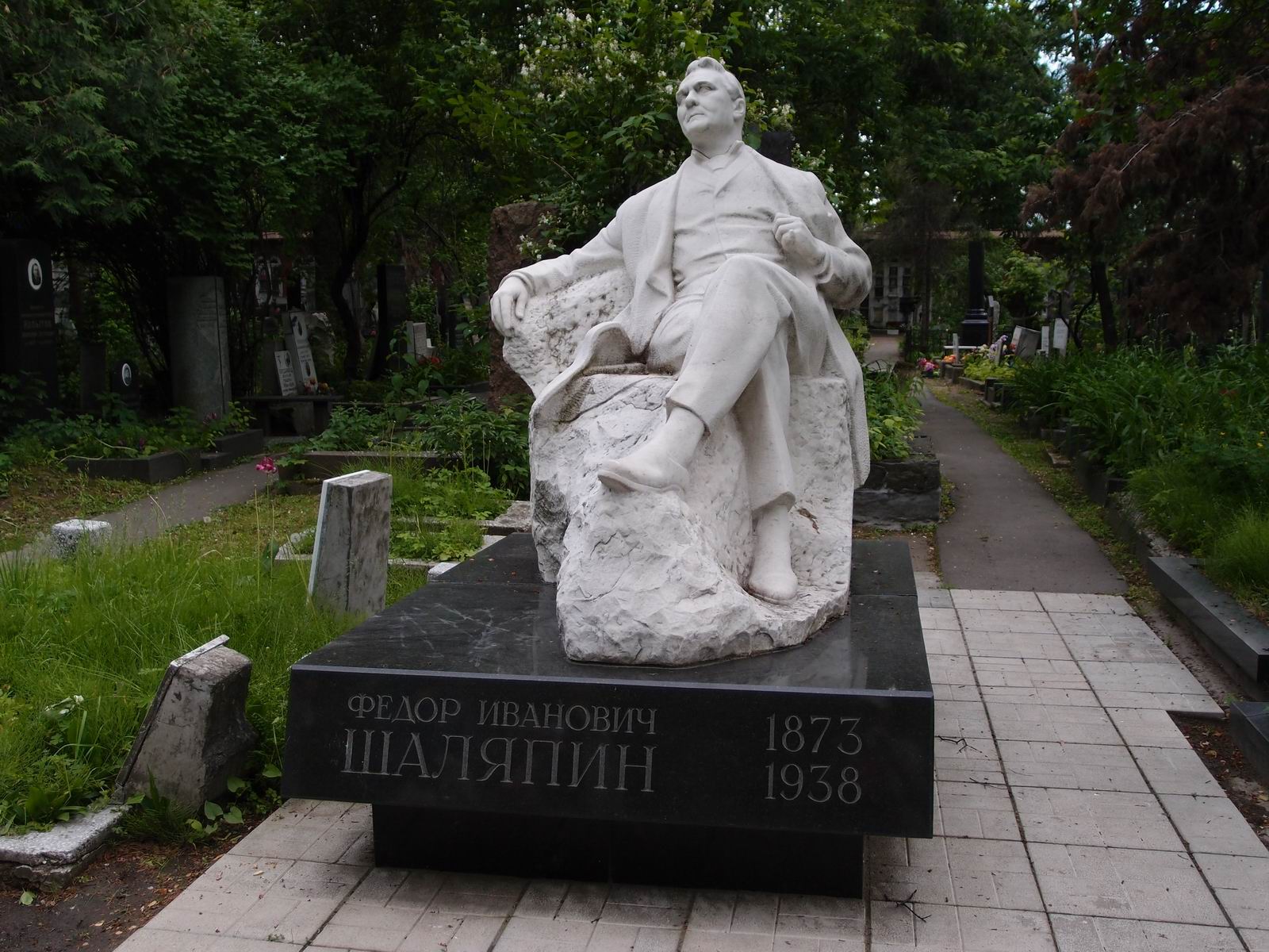 Памятник на могиле Шаляпина Ф.И. (1873–1938), ск. А.Елецкий, арх. Ю.Воскресенский, на Новодевичьем кладбище (4–49–1).