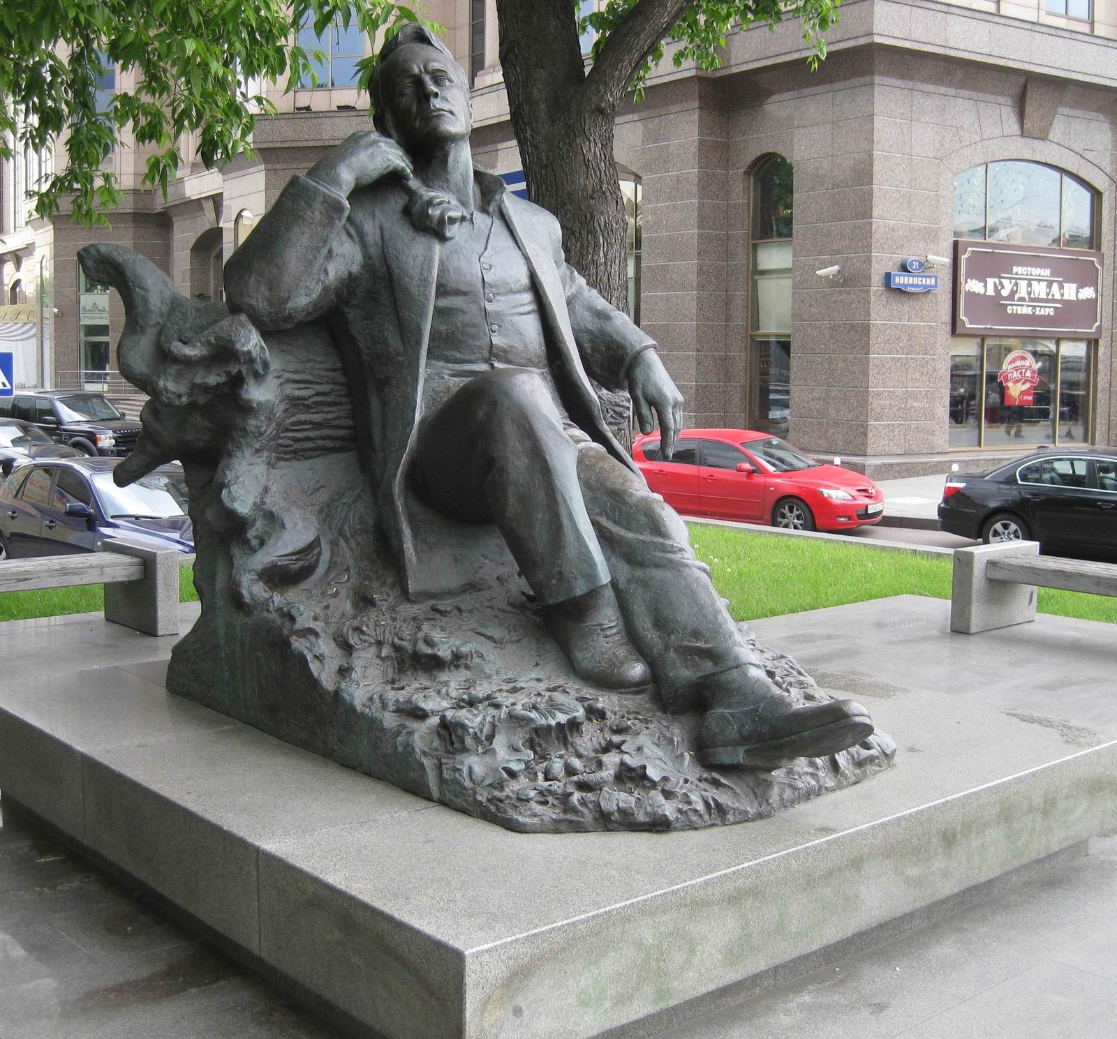 Памятник Шаляпину Ф.И. (1873–1938), ск. В.М.Церковников, на Новинском бульваре, открыт в 2003.