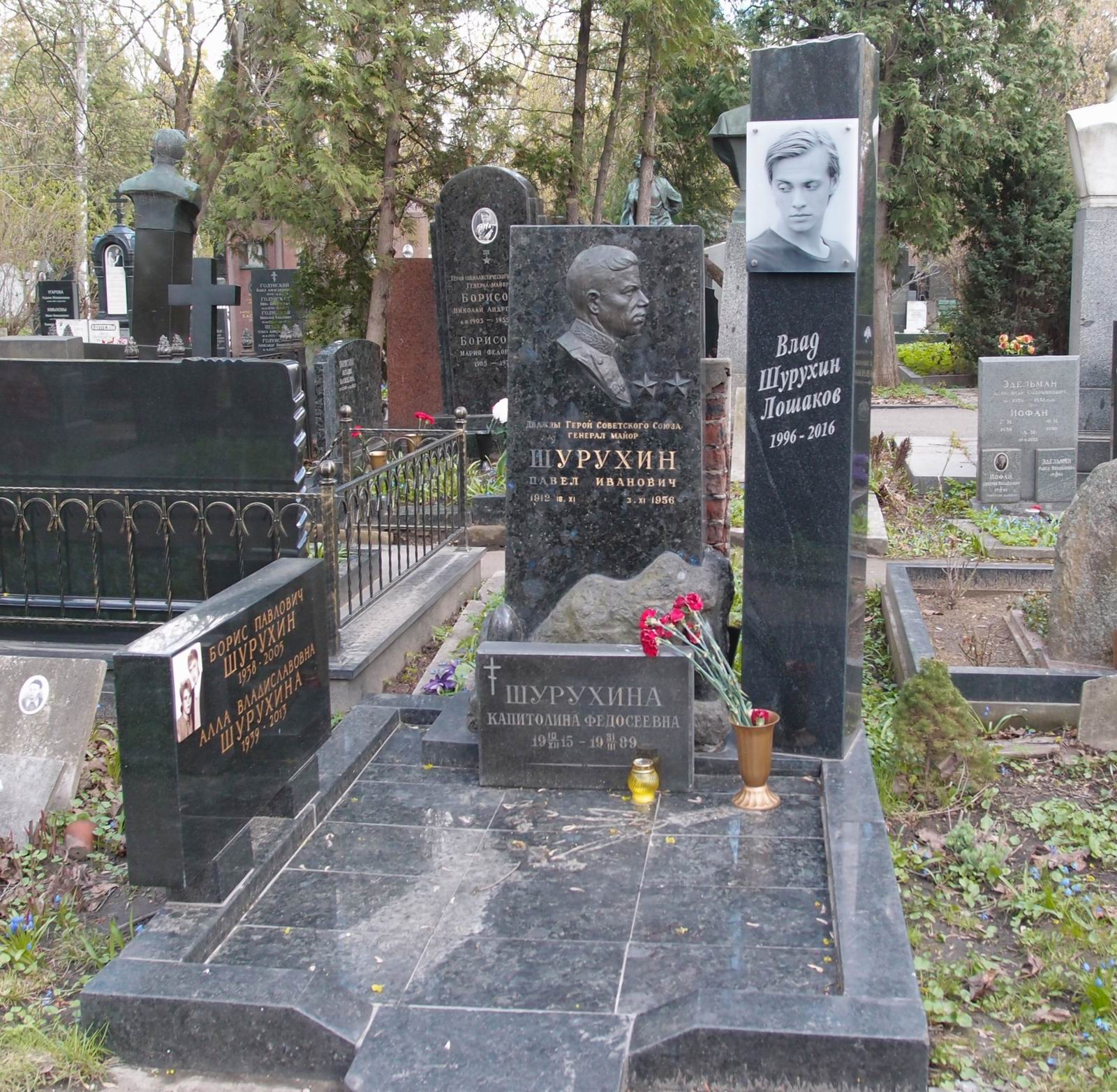Памятник на могиле Шурухина П.И. (1912–1956), ск. Г.Постников, на Новодевичьем кладбище (4–21–10).
