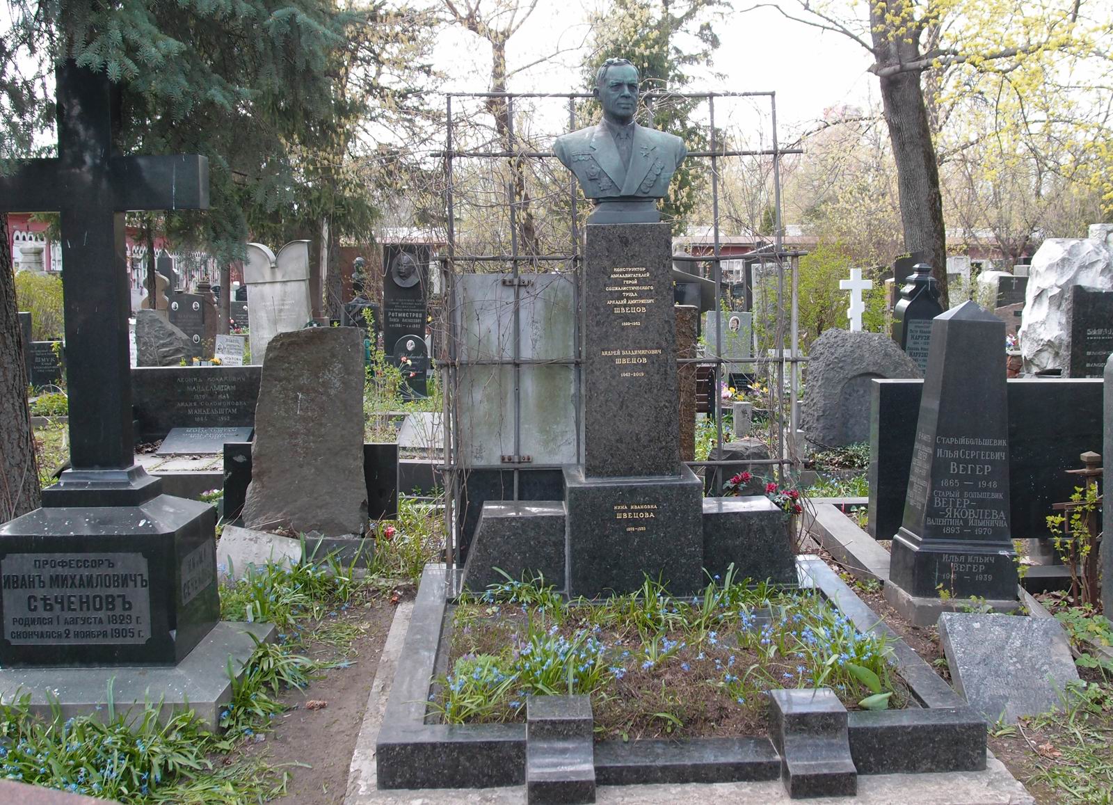 Памятник на могиле Швецова А.Д. (1892–1953), ск. В.Шишков, на Новодевичьем кладбище (4–38–23).