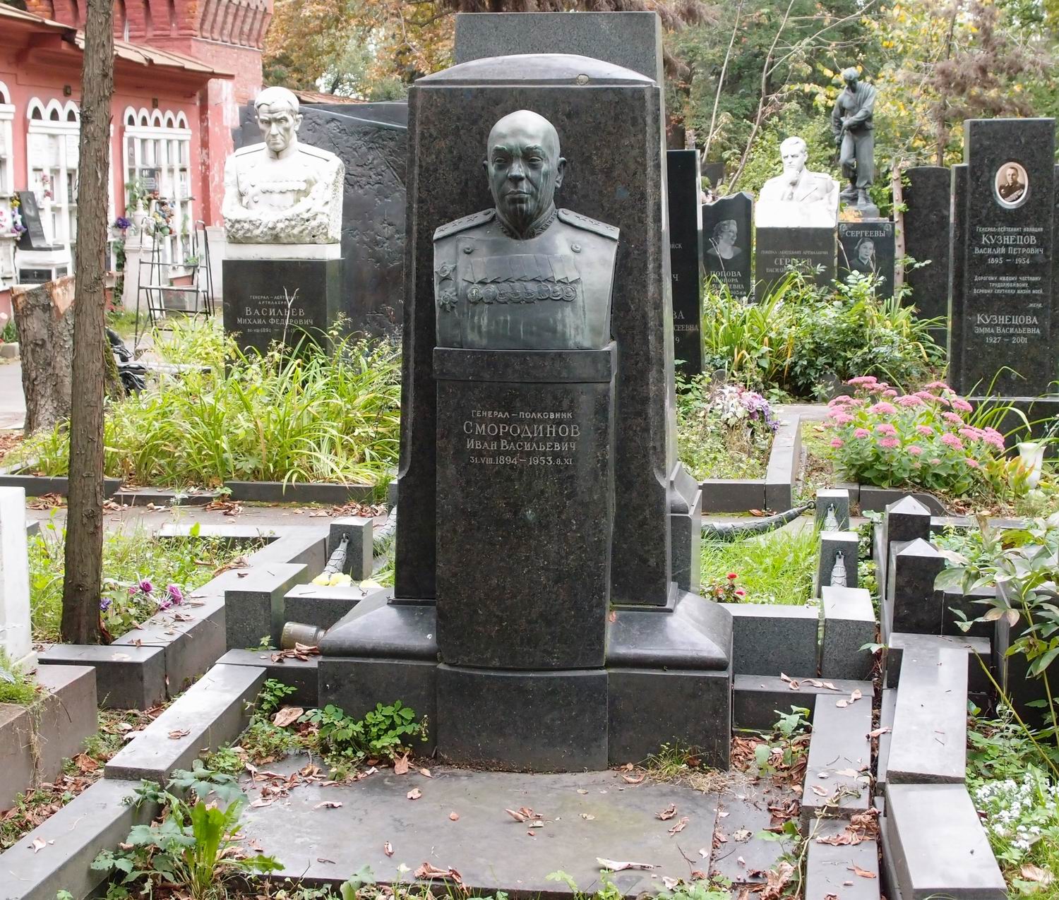 Памятник на могиле Смородинова И.В. (1894–1953), ск. А.Елецкий, на Новодевичьем кладбище (4–24–16).