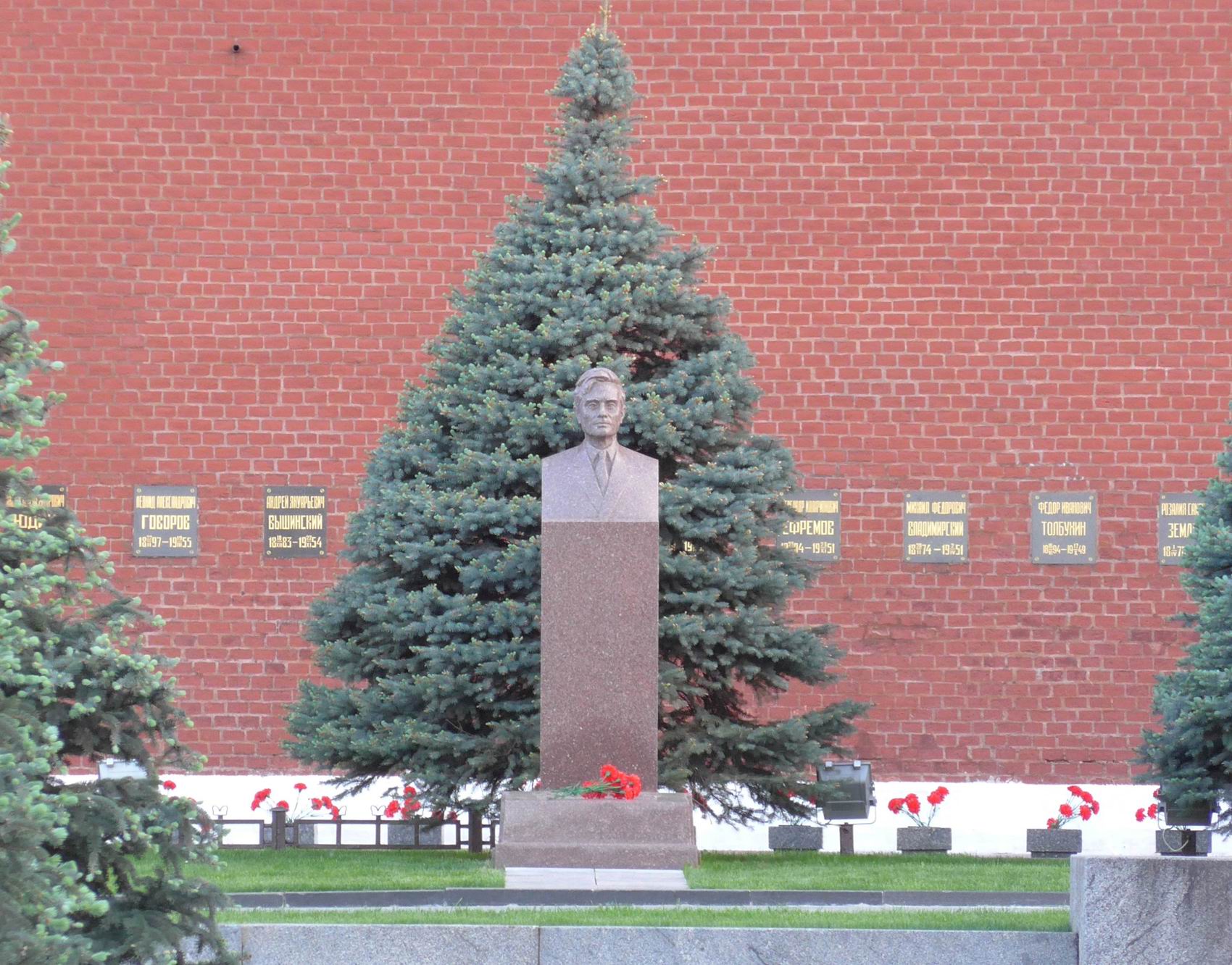 Памятник на могиле М.А.Суслова (1902–1982), в Некрополе у Кремлёвской стены, ск. И.М.Рукавишников.