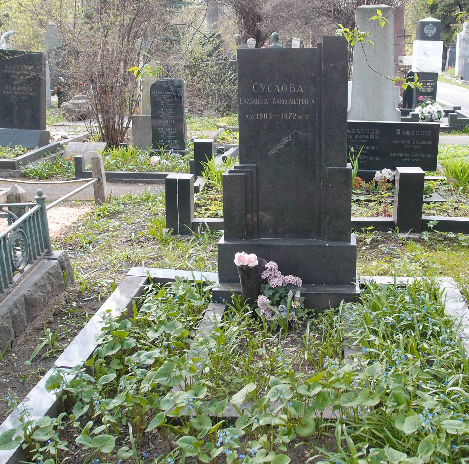 Памятник на могиле Сусловой Е.А. (1903–1972), на Новодевичьем кладбище (4–18–2).