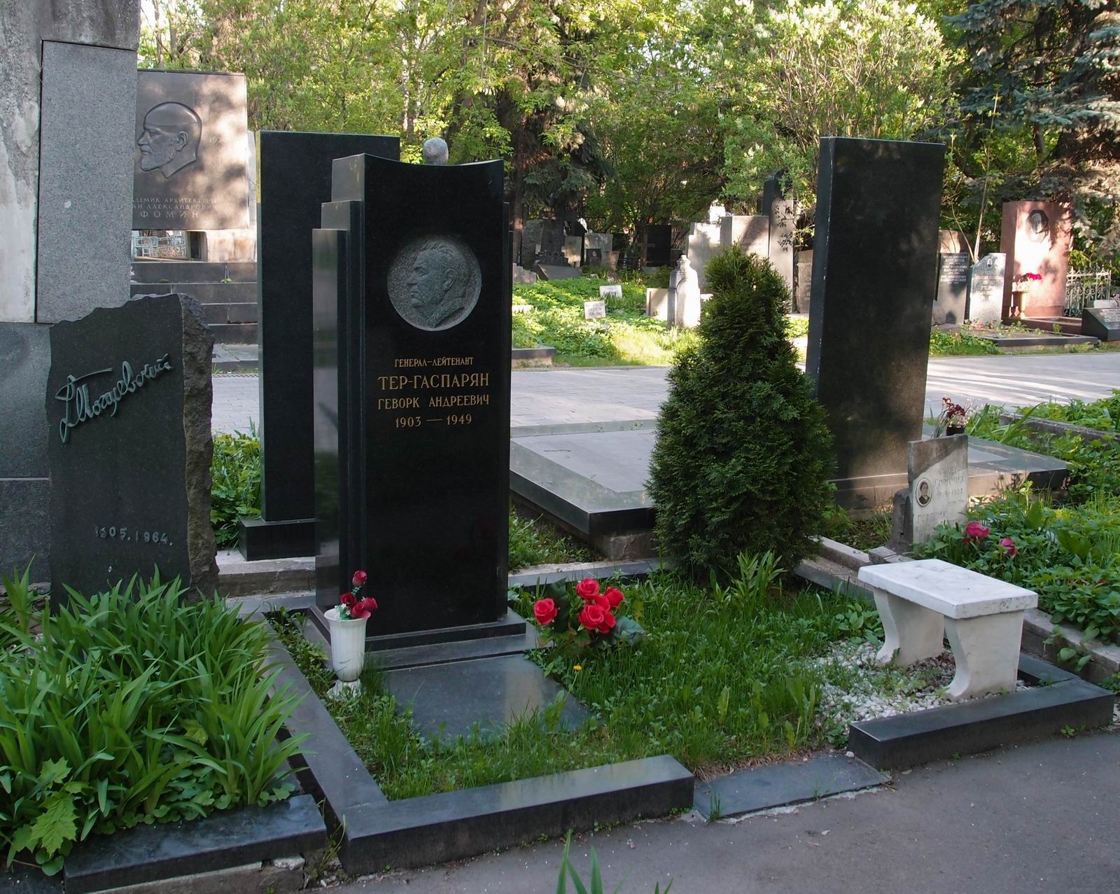 Памятник на могиле Тер-Гаспаряна Г.А. (1903-1949), ск. С.Меркуров, на Новодевичьем кладбище (4-2-2).