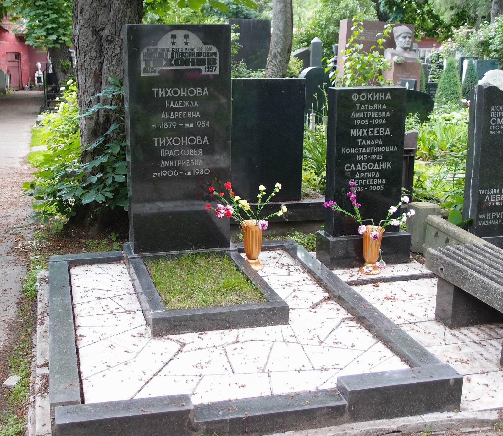 Памятник на могиле Тихонова Н.А. (1905-1997), на Новодевичьем кладбище (4-48-23).