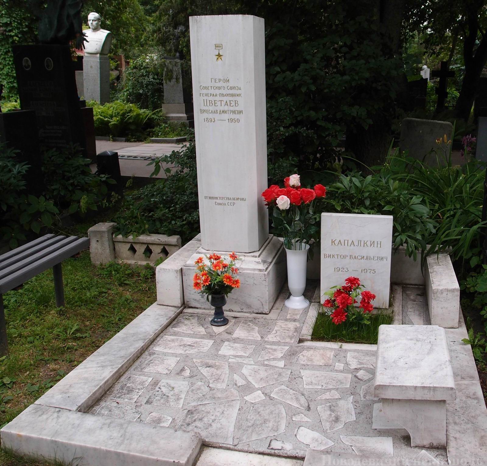 Памятник на могиле Цветаева В.Д. (1893-1950), на Новодевичьем кладбище (4-15-8). Нажмите левую кнопку мыши, чтобы увидеть памятник крупно.