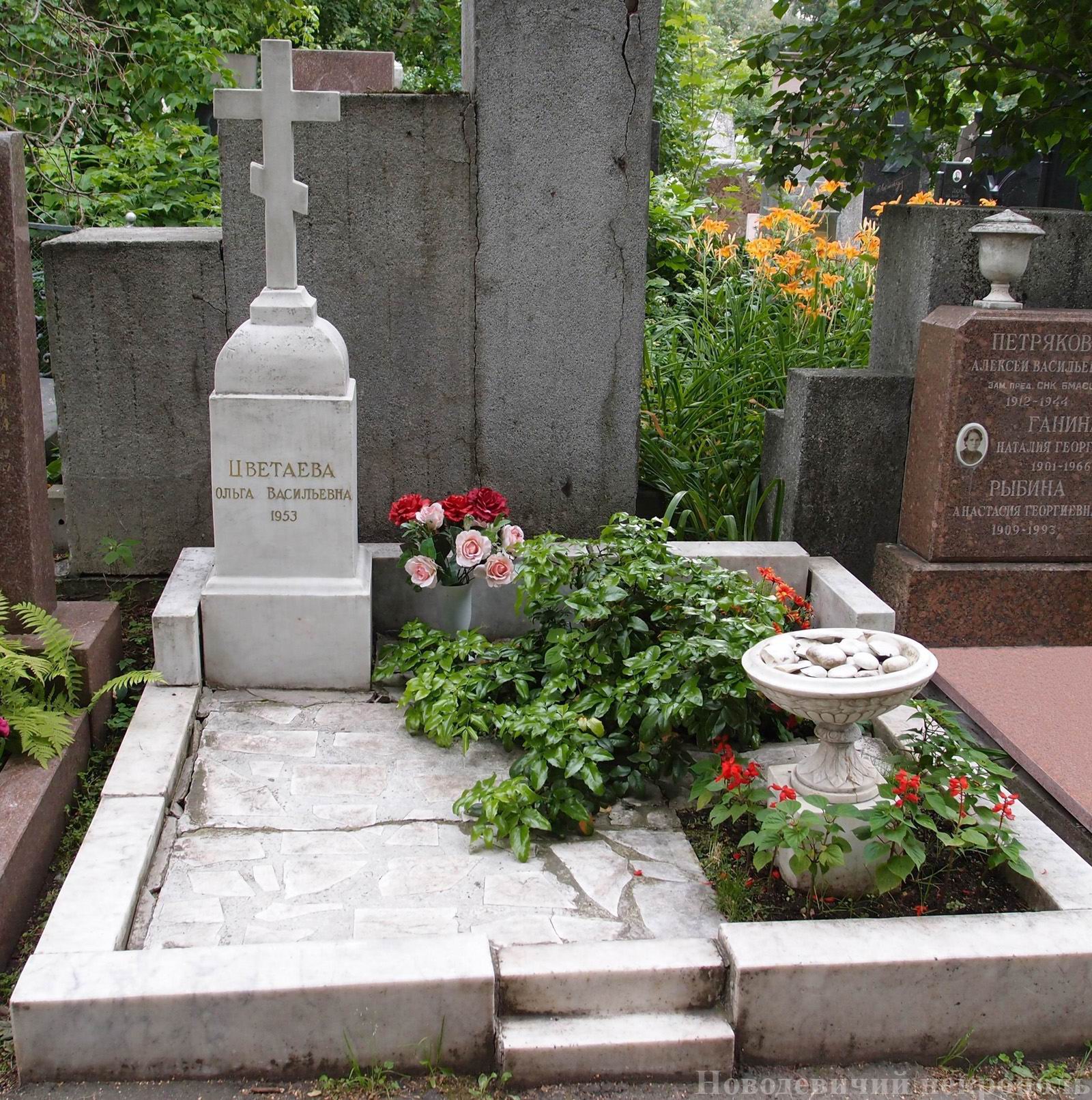 Памятник на могиле Цветаевой О.В. (1899-1953), на Новодевичьем кладбище (4-14-9).